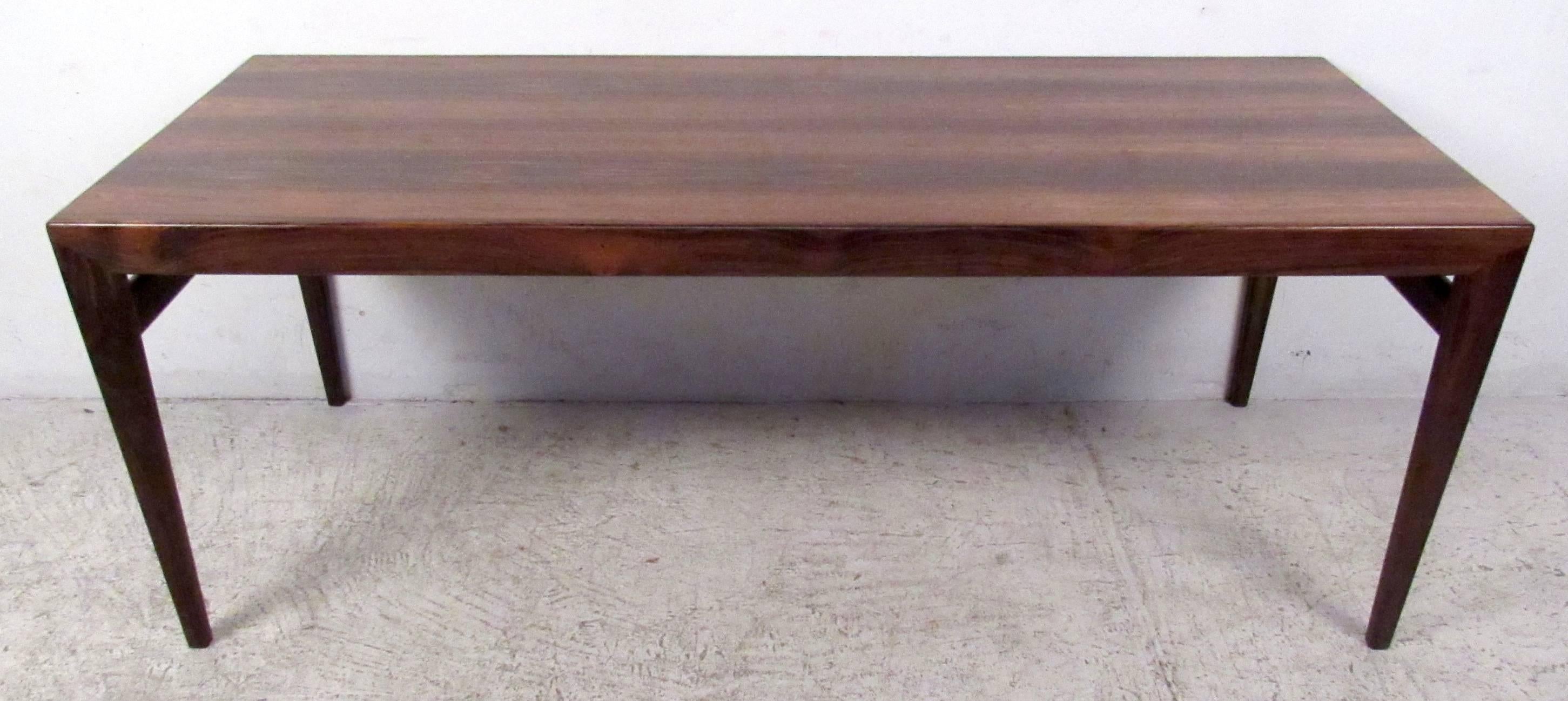 Johannes Anderson Designed Mid-Century Rosewood Coffee Table In Good Condition For Sale In Brooklyn, NY