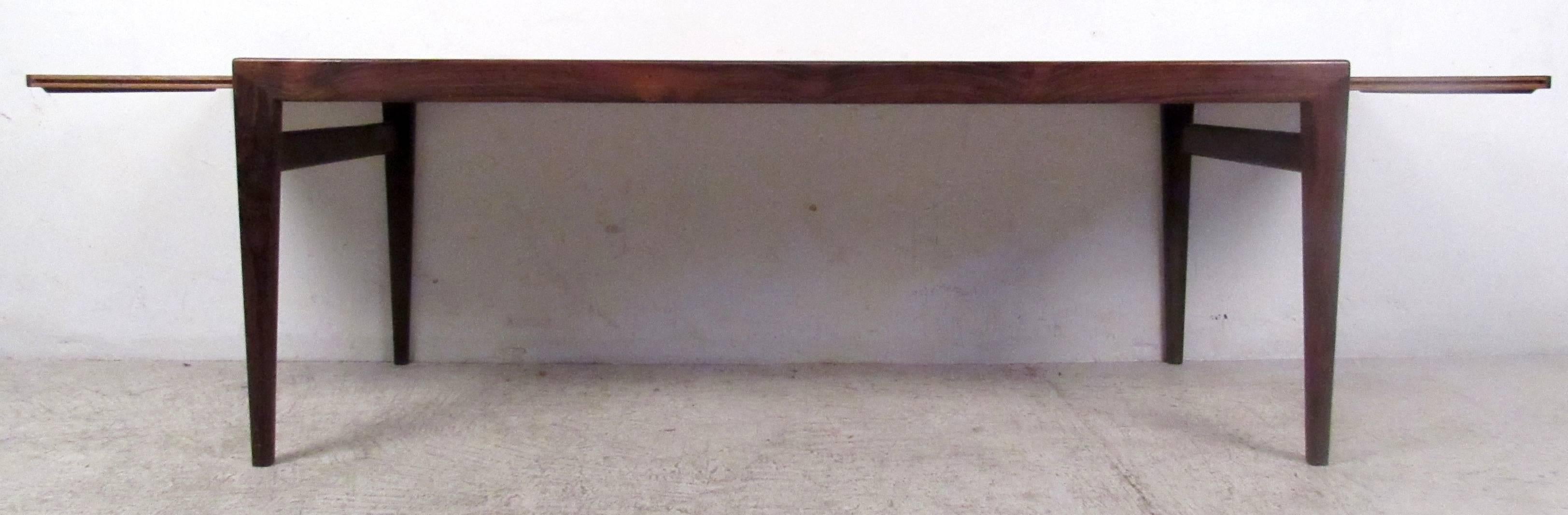 Milieu du XXe siècle Table basse en bois de rose du milieu du siècle, am designs de Johannes Anderson en vente