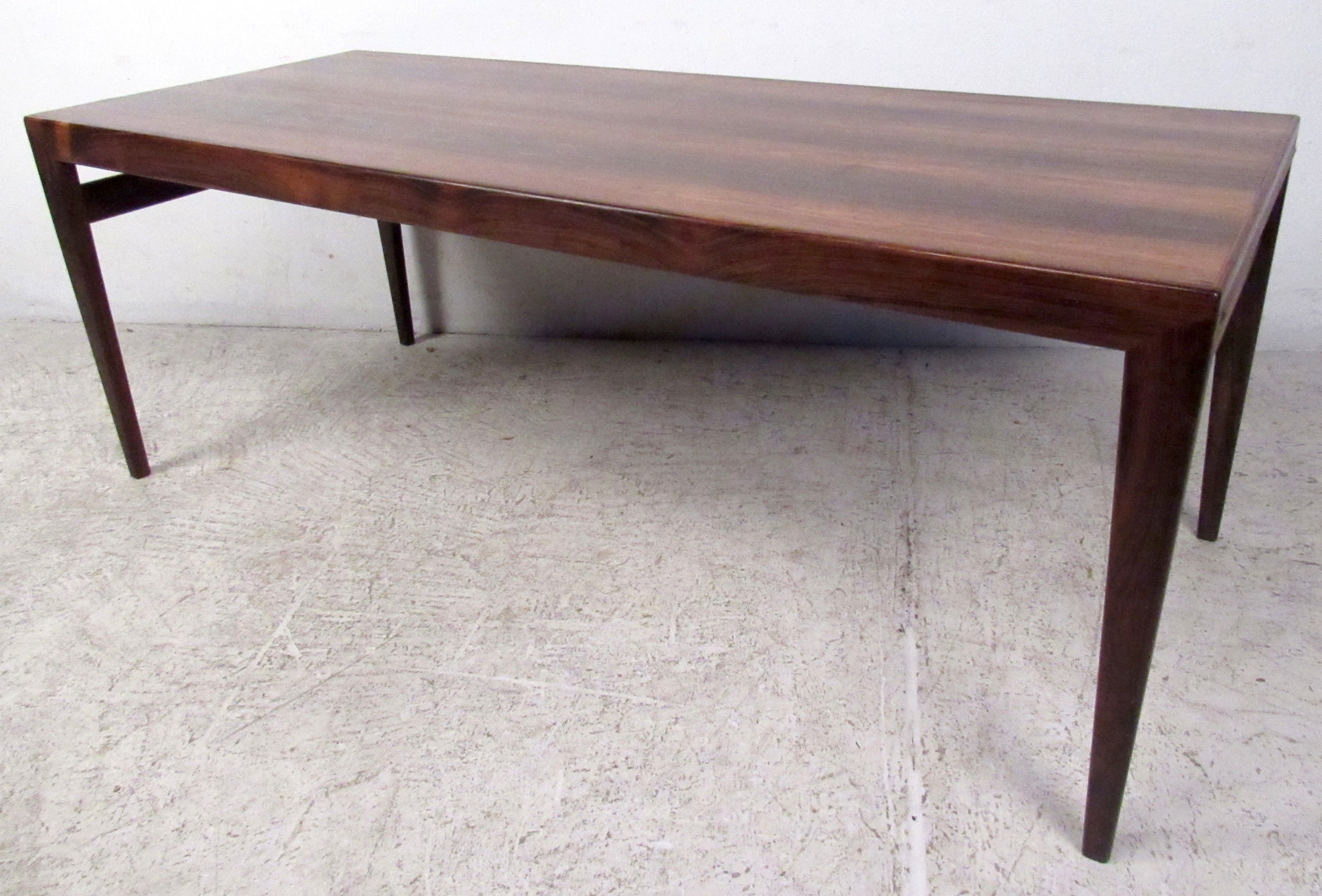 Table basse vintage-moderne avec deux feuilles de tirage et un magnifique grain de bois de rose, conçue par Johannes Anderson.
Deux feuilles supplémentaires de 11,5