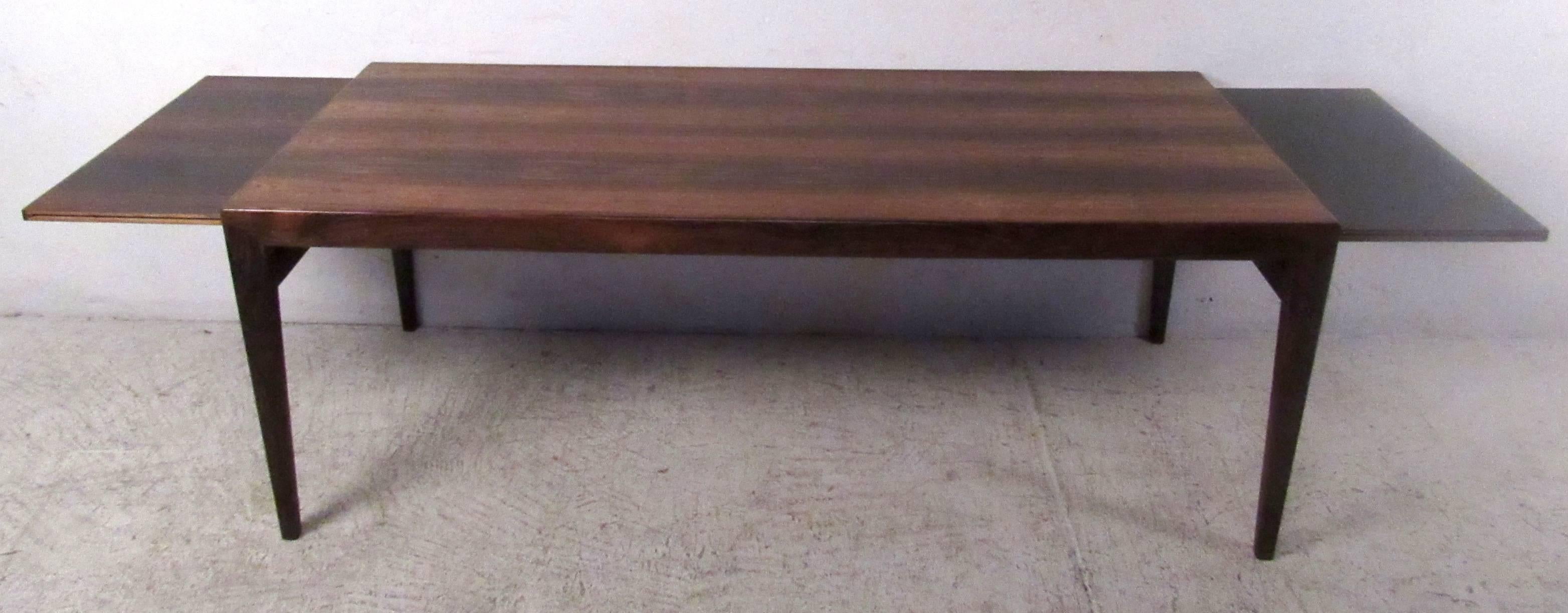 Bois de rose Table basse en bois de rose du milieu du siècle, am designs de Johannes Anderson en vente
