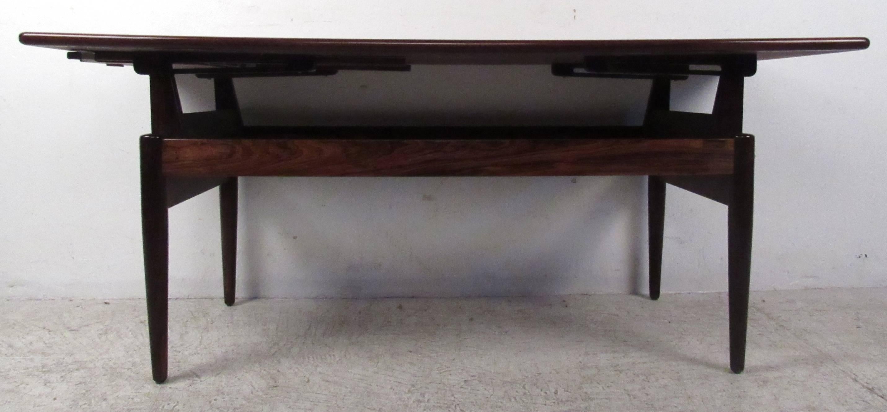 Mid-Century Modern Table basse moderne scandinave réglable en bois de rose en vente