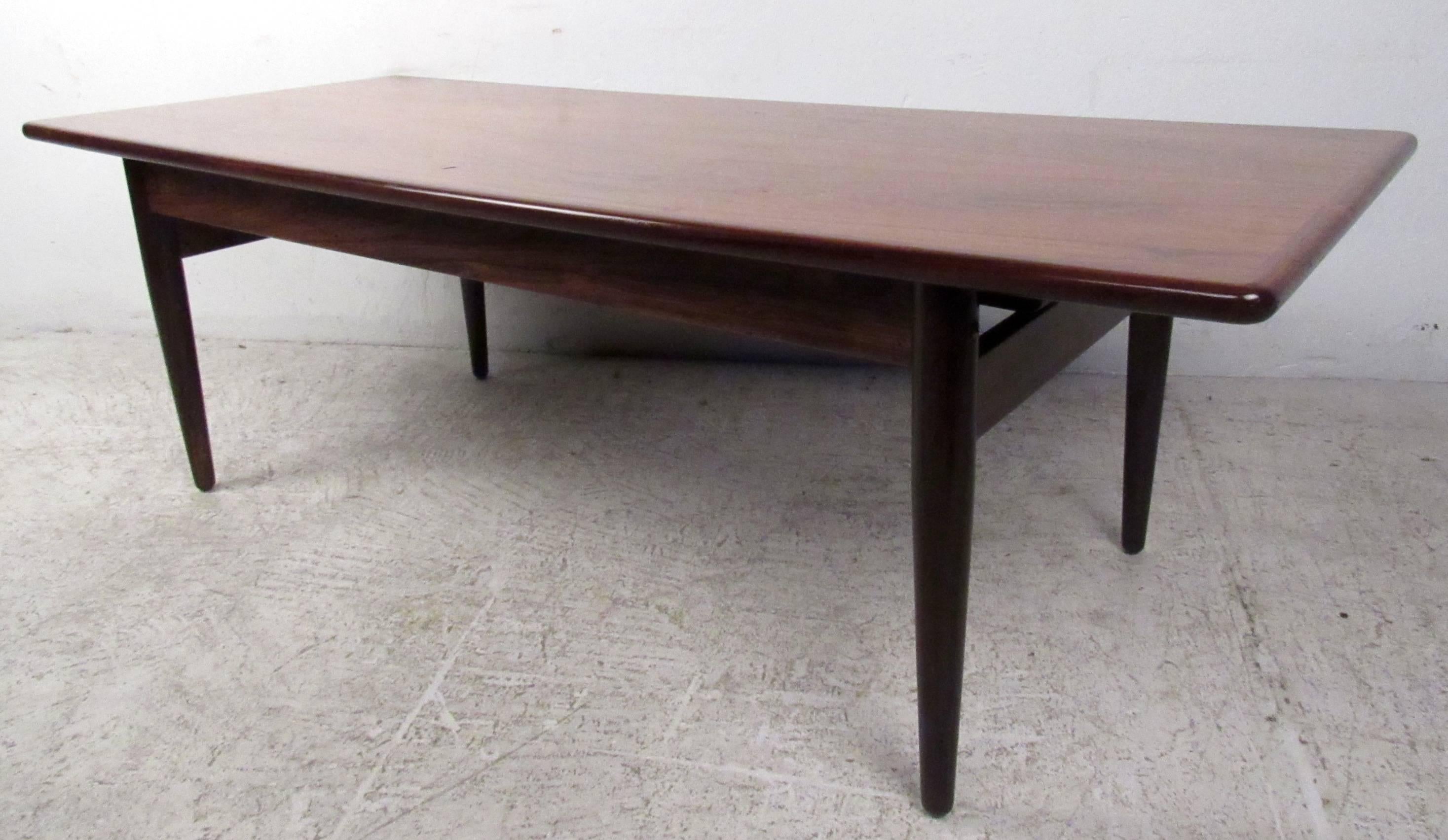 Milieu du XXe siècle Table basse moderne scandinave réglable en bois de rose en vente