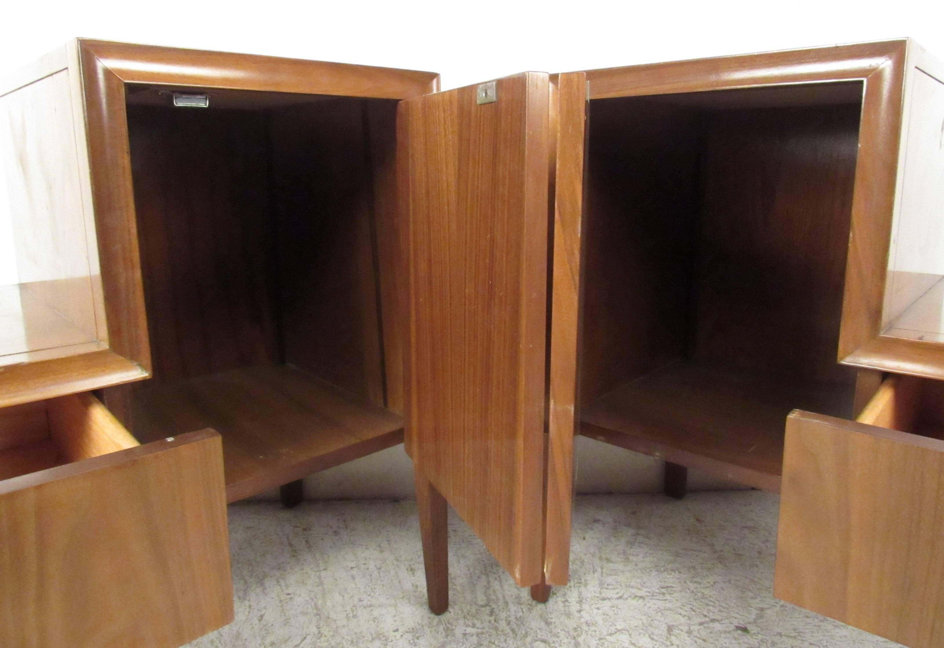 Mid-Century Modern Pair of Unique Mid-Century Nightstands For Sale