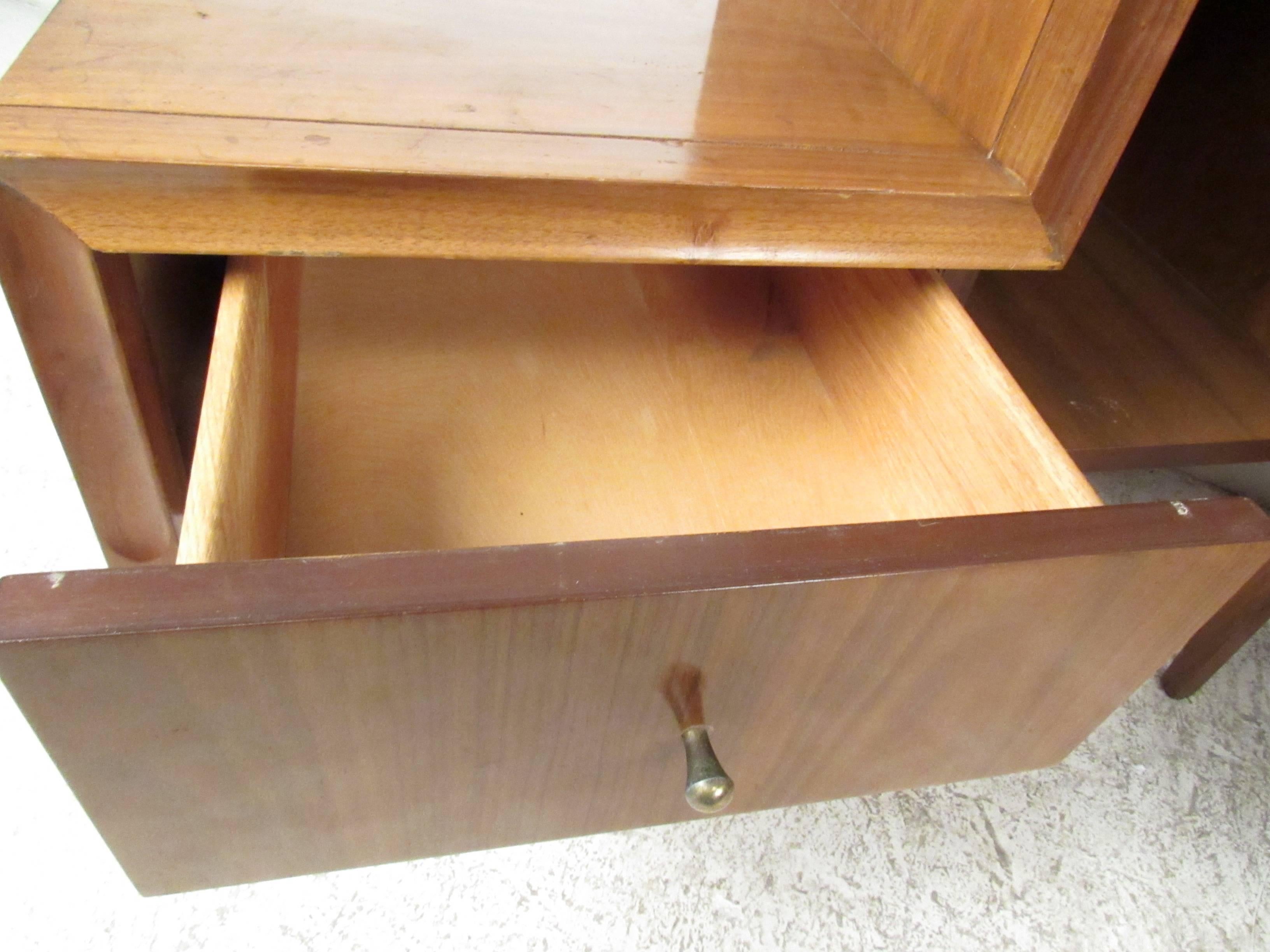 Pair of Unique Mid-Century Nightstands In Good Condition For Sale In Brooklyn, NY