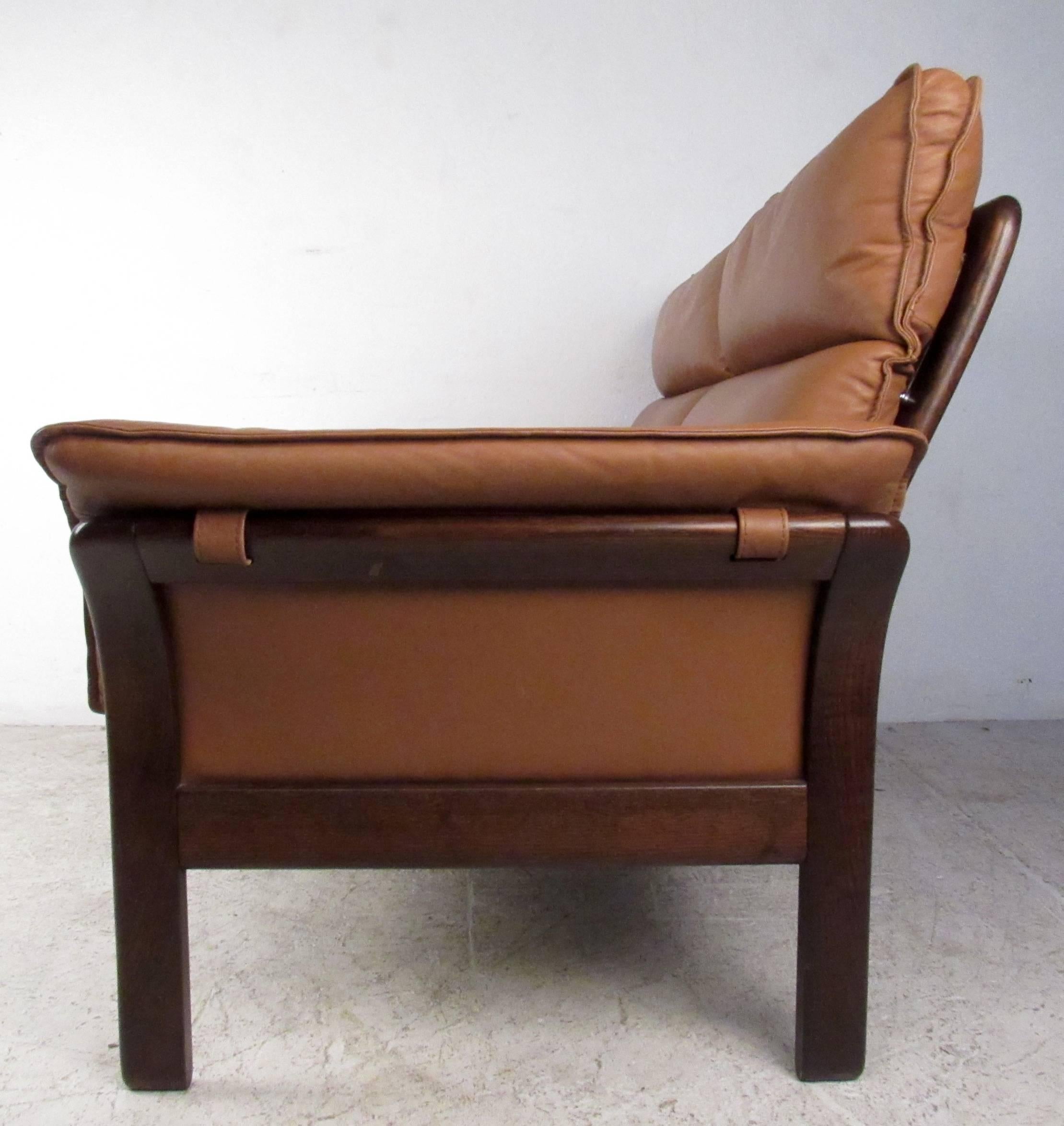 Mid-Century Danish Rosewood Loveseat In Good Condition In Brooklyn, NY