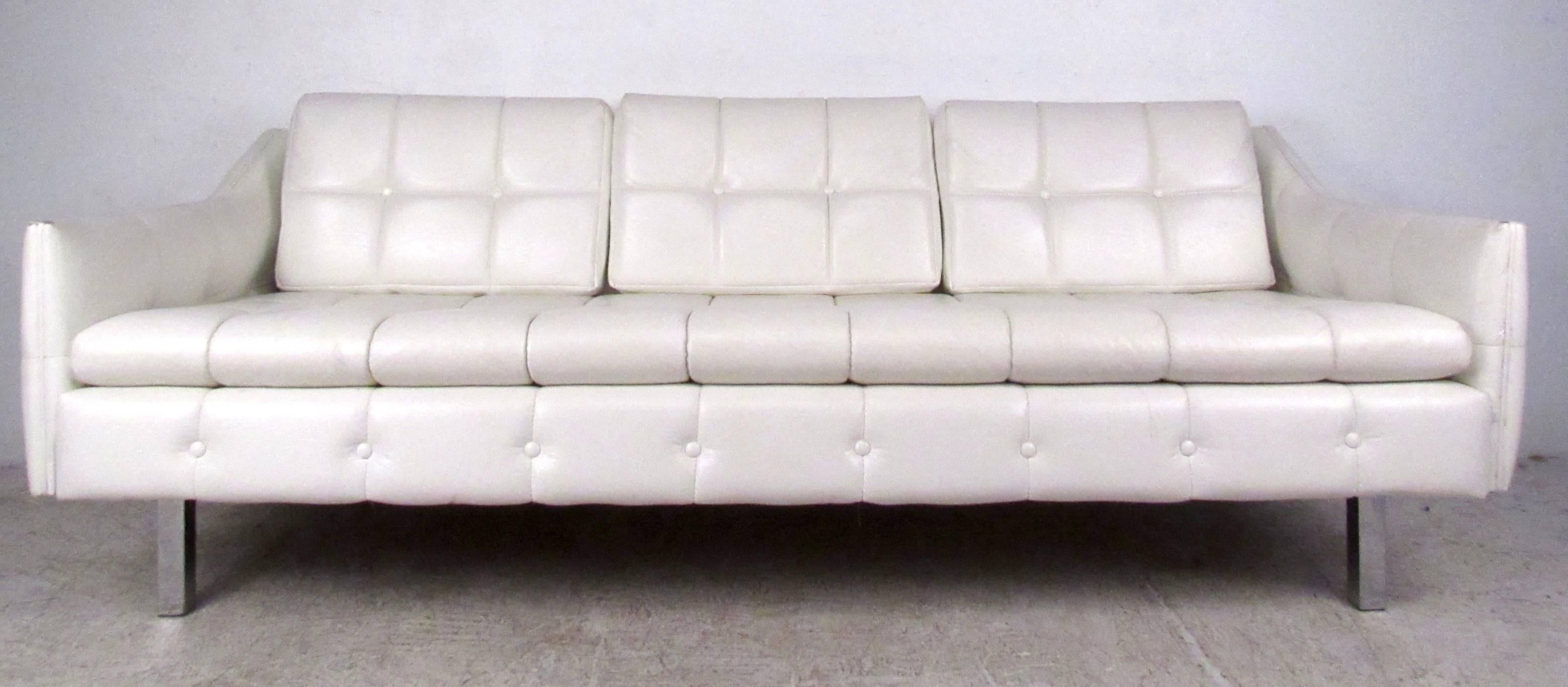 Dreisitziges Sofa mit getuftetem Vinyl (Mitte des 20. Jahrhunderts) im Angebot