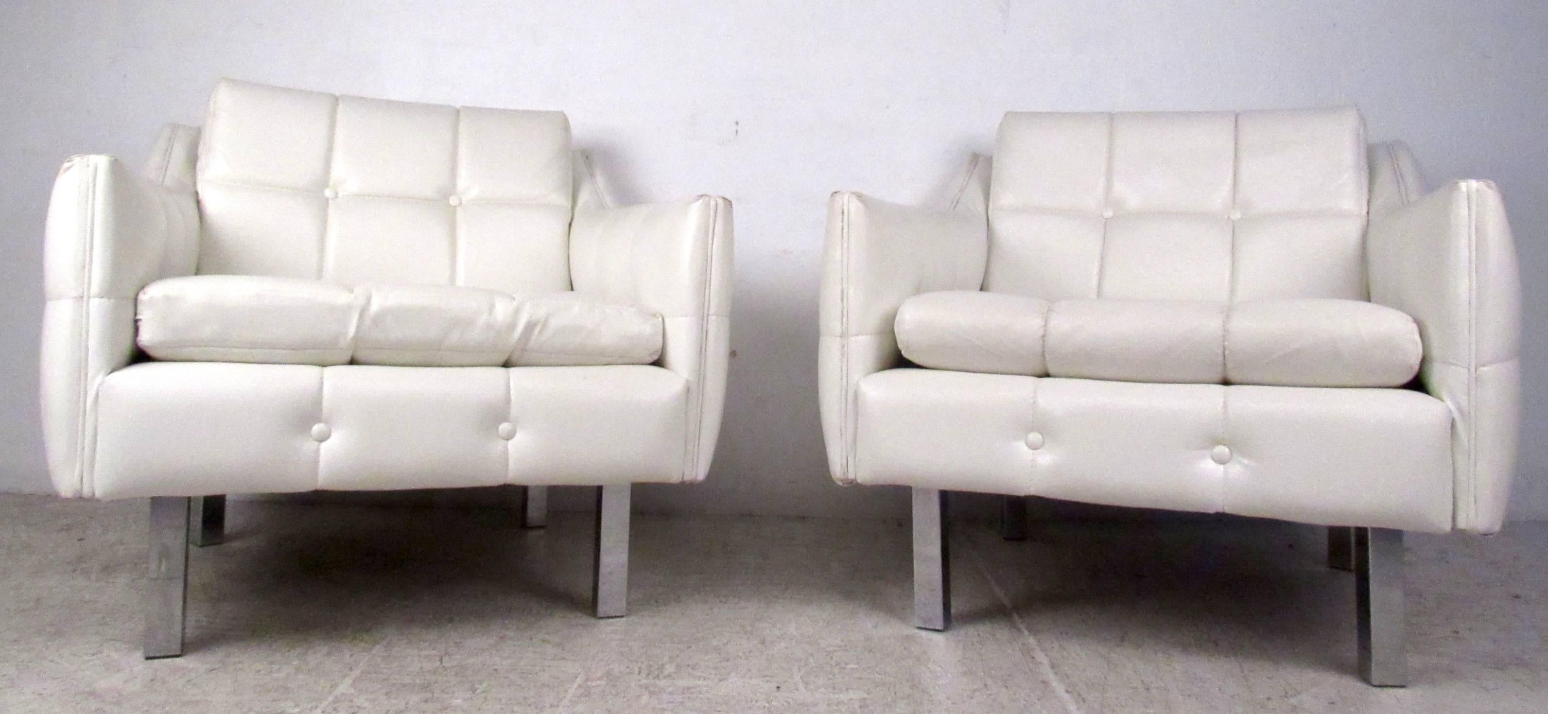 Mid-Century Modern Pair Mid-Century Tufted Lounge Chairs For Sale