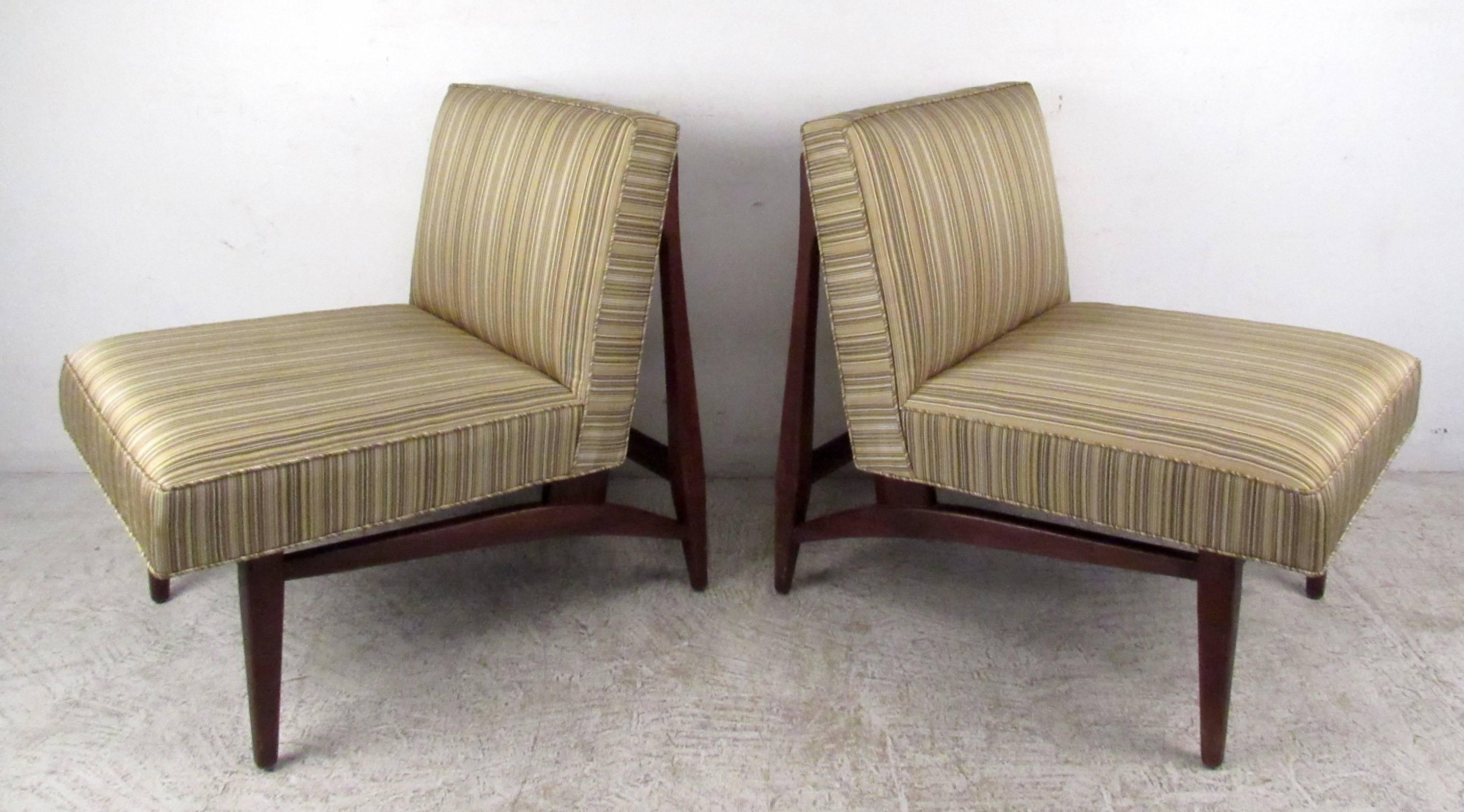 Ein Paar Sessel ohne Armlehne im Stil von Jens Risom (Moderne der Mitte des Jahrhunderts) im Angebot