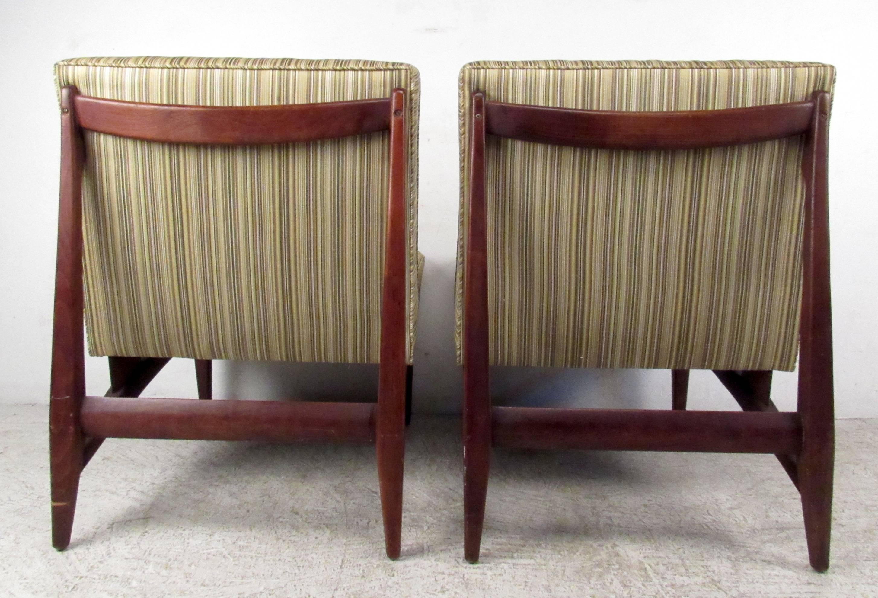 Mid-Century Modern Pair of Jens Risom Style Slipper Chairs For Sale
