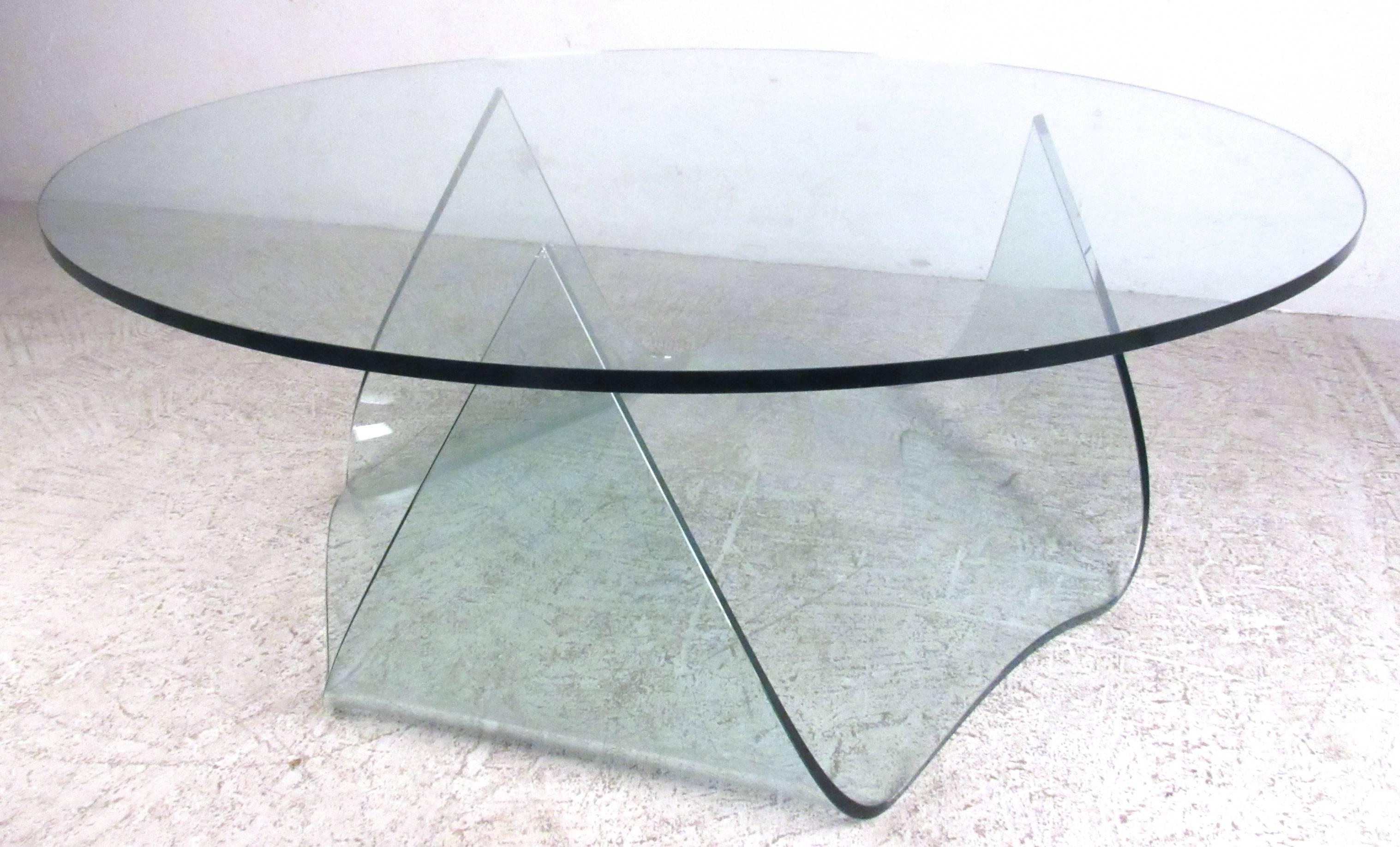 Américain Table basse unique en verre moulé du milieu du siècle dernier, par Pace en vente