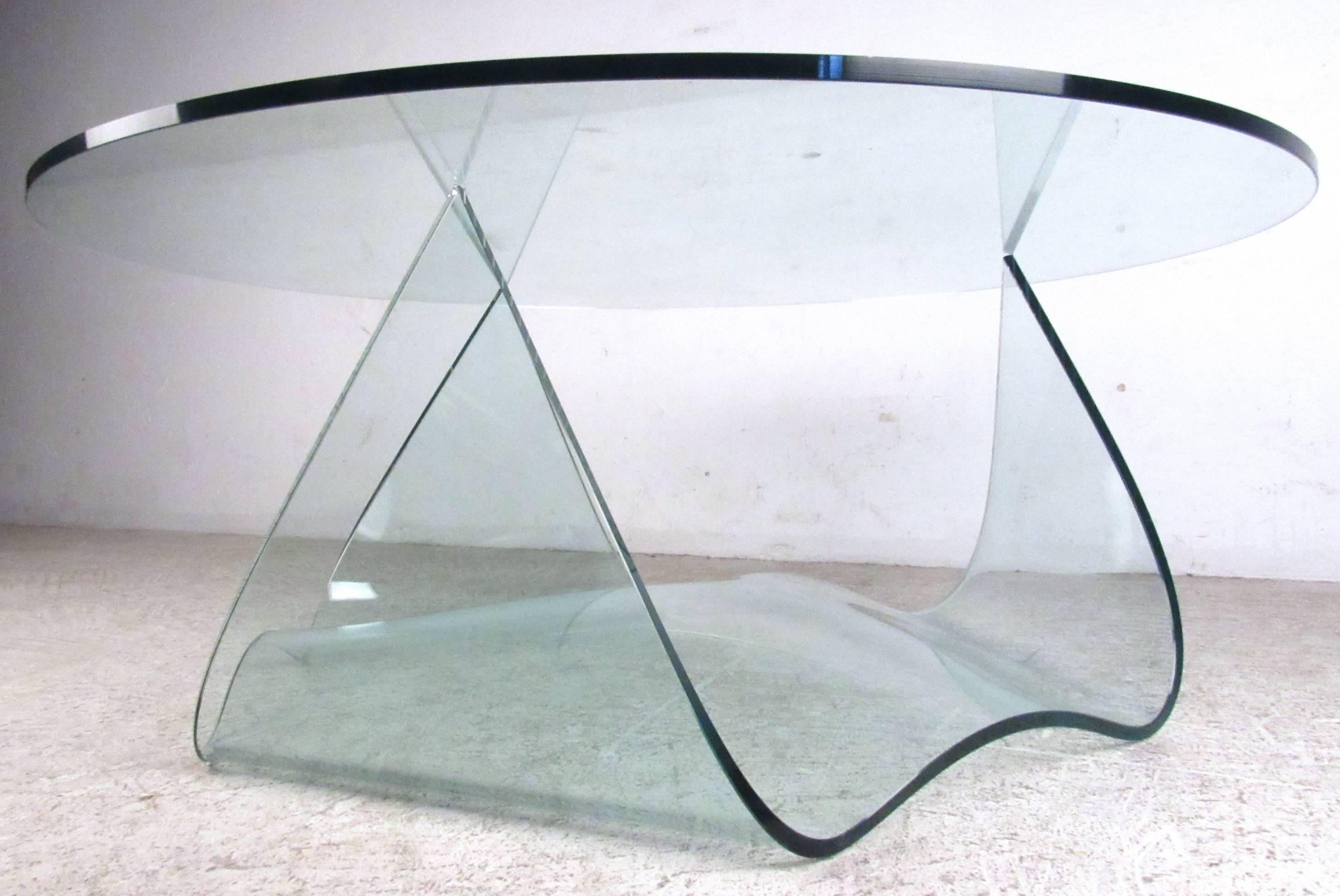 Table basse unique en verre moulé du milieu du siècle dernier, par Pace Bon état - En vente à Brooklyn, NY