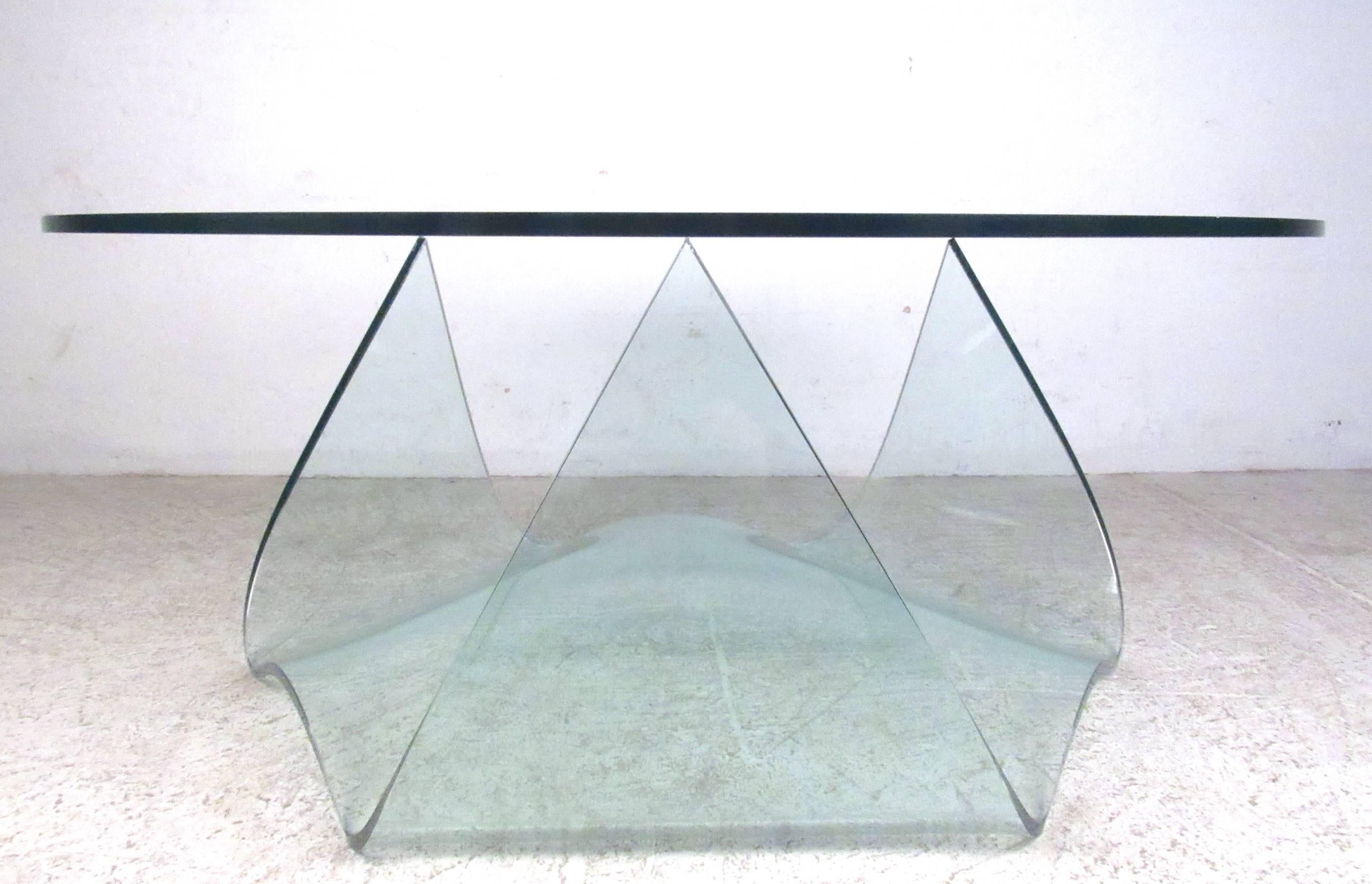 Cette belle table vintage présente une base en verre moulé de style artisanal avec un plateau rond en verre. Le style fluide vraiment unique de cette table tout en verre constitue une merveilleuse déclaration moderne dans n'importe quel intérieur.