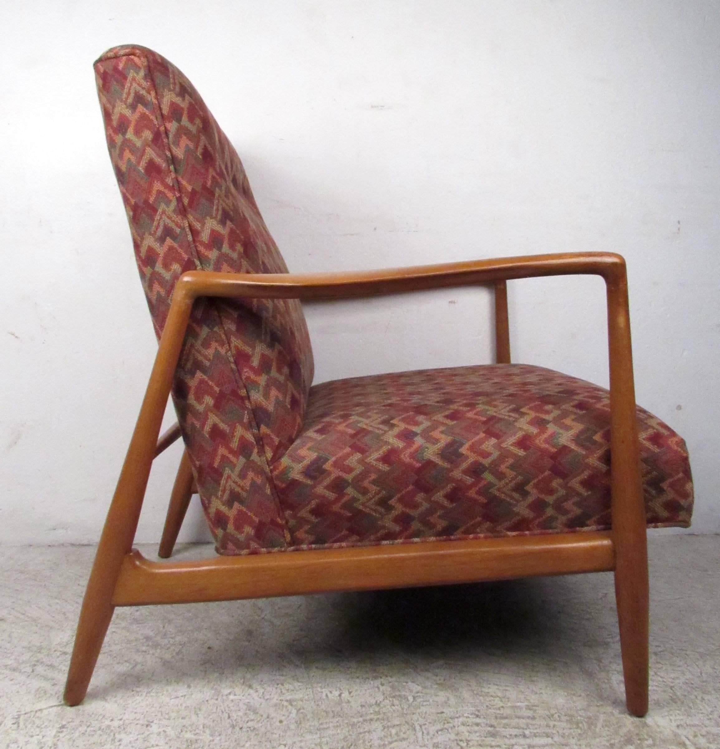 Chaise longue vintage-moderne avec pieds et accoudoirs sculptés, assise et dossier rembourrés, conçue à la manière d'Adrian Pearsall.

Veuillez confirmer la localisation de l'article NY ou NJ avec le vendeur.