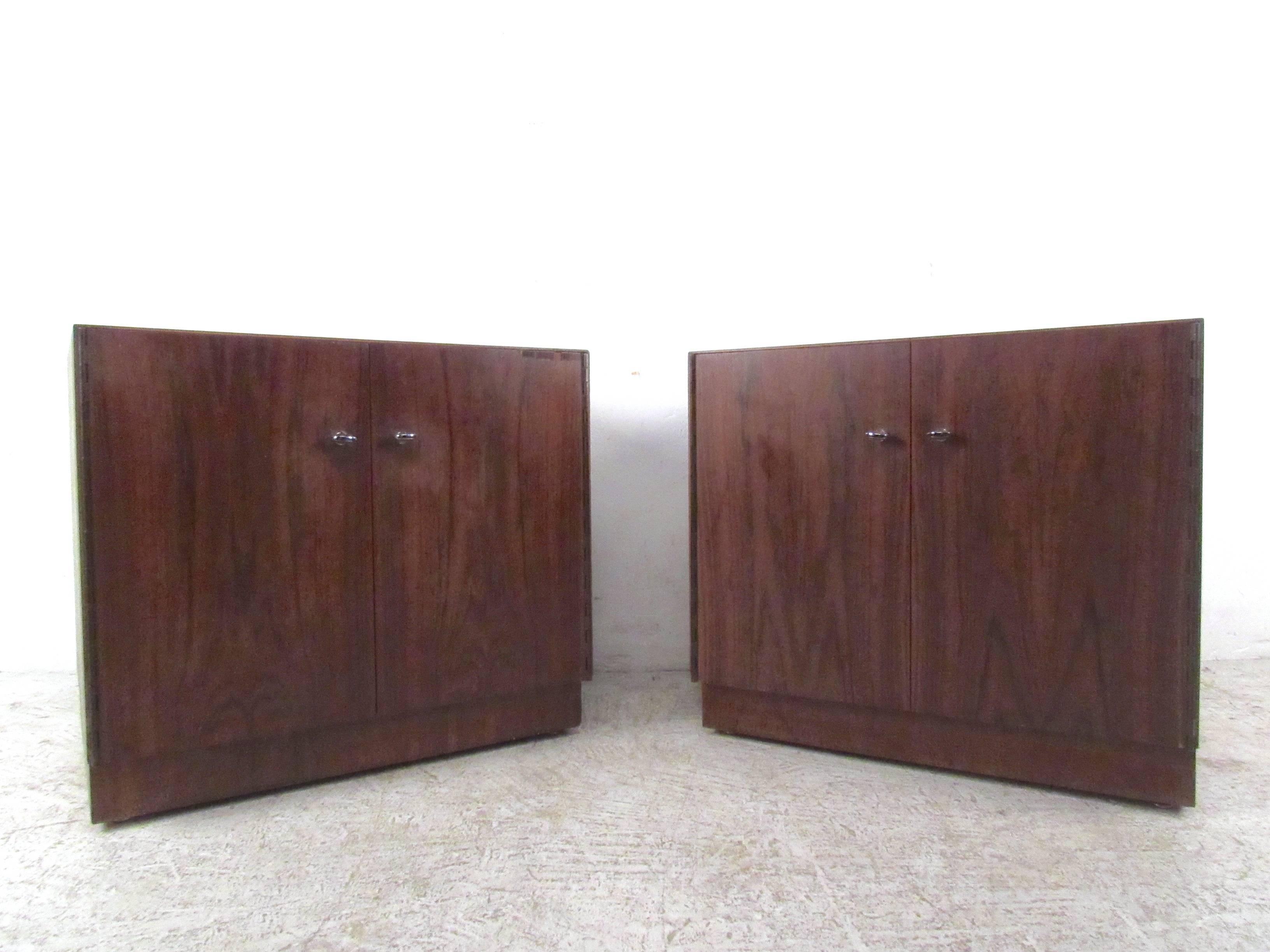 American Pair Mid-Century Modern Cabinet Style Nightstands For Sale