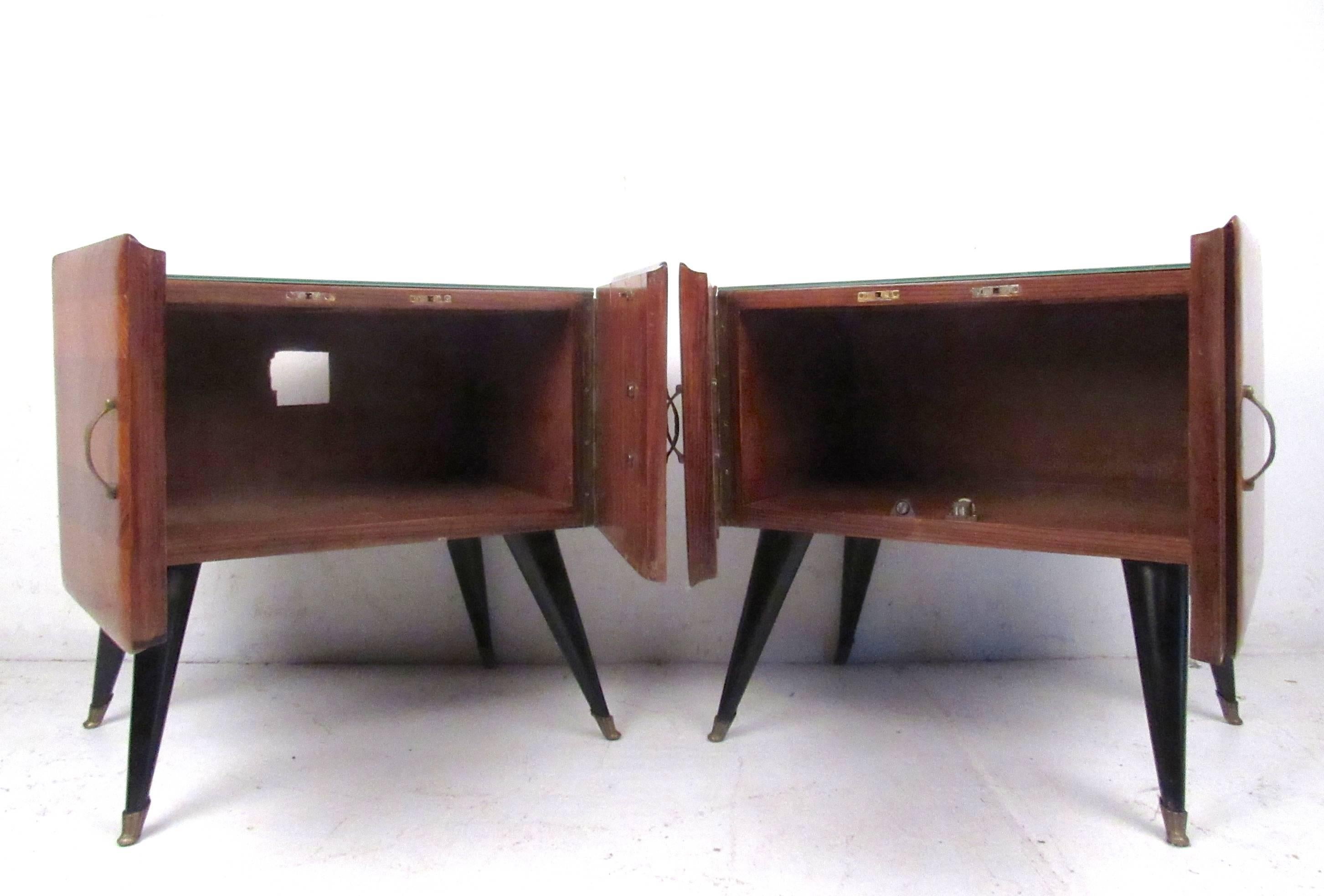 Pair Mid-Century Modern Vittorio Dassi Style Glass Top Nightstands In Good Condition For Sale In Brooklyn, NY