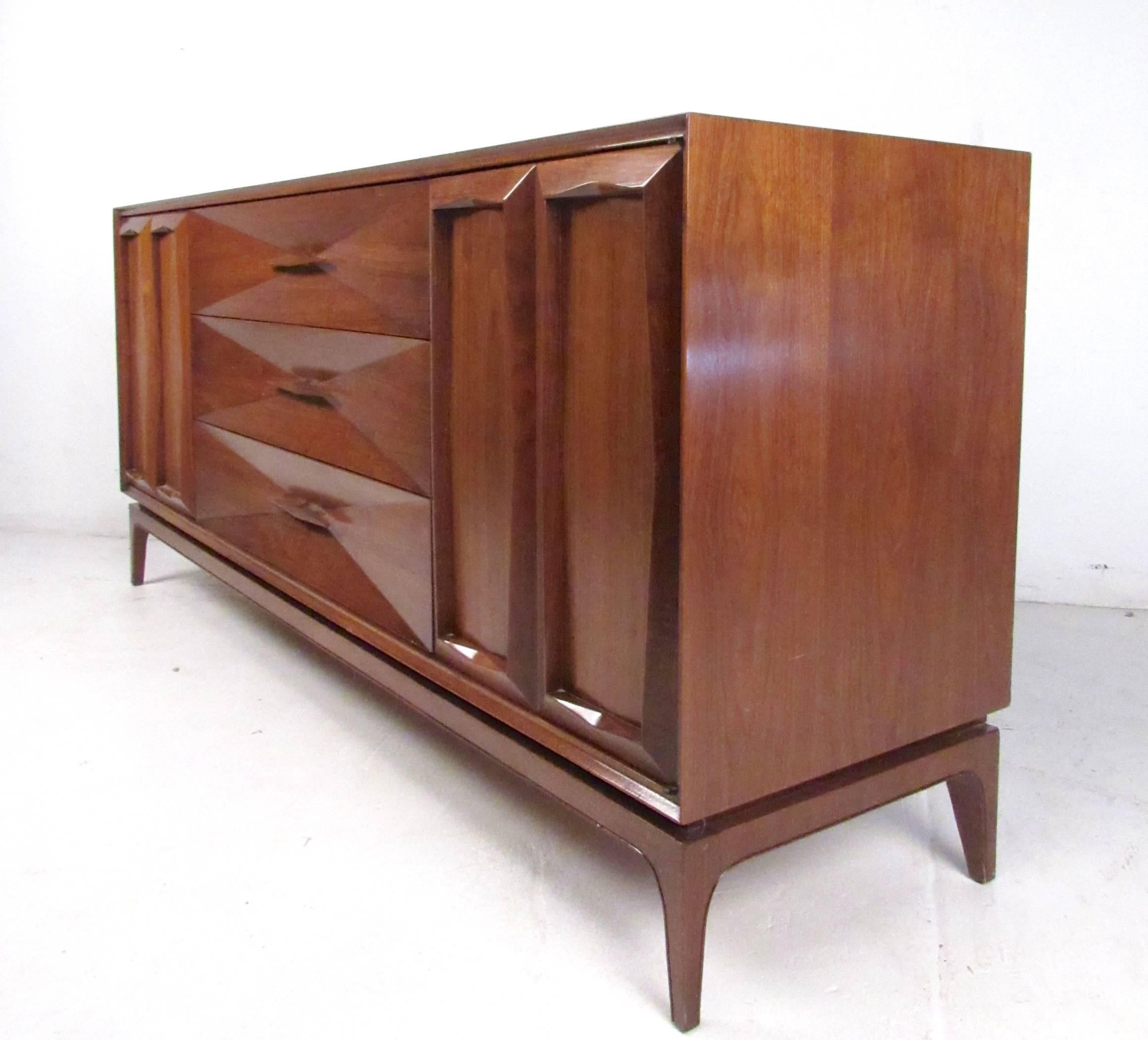 Mid-Century Modern Sculpted Front Dresser In Good Condition In Brooklyn, NY