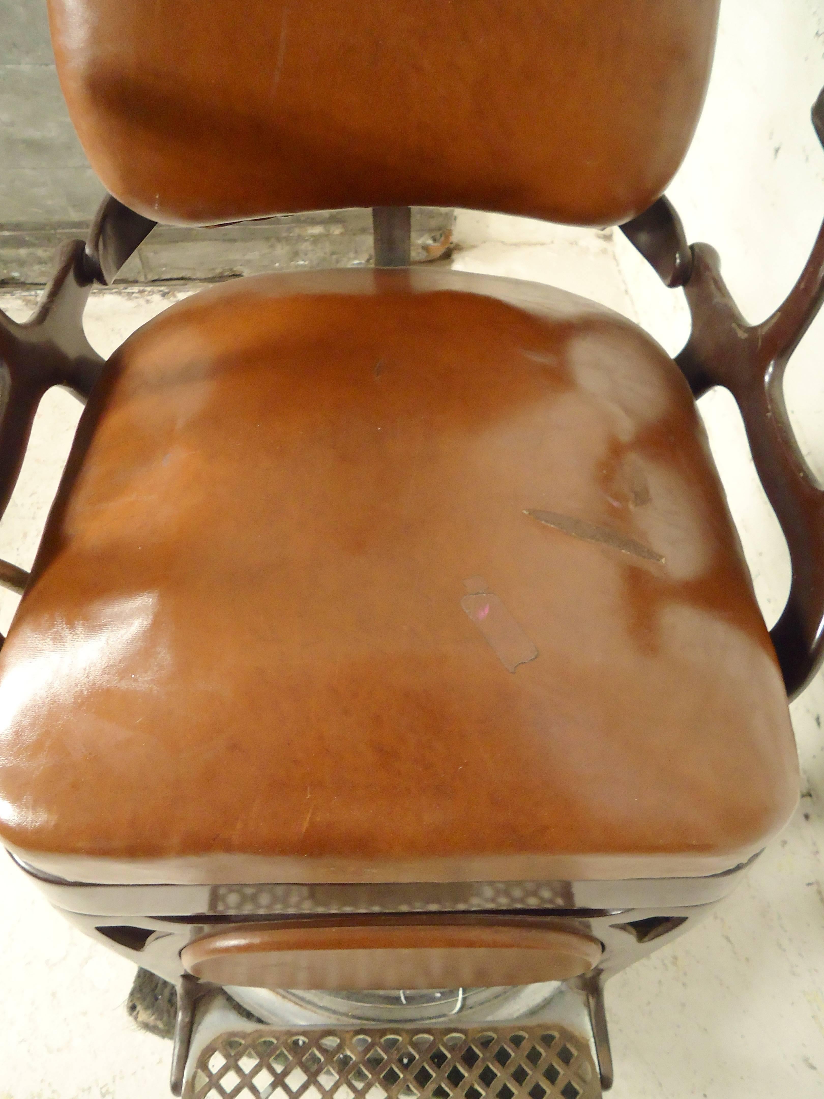 Vintage Barber Style Chair In Distressed Condition In Brooklyn, NY