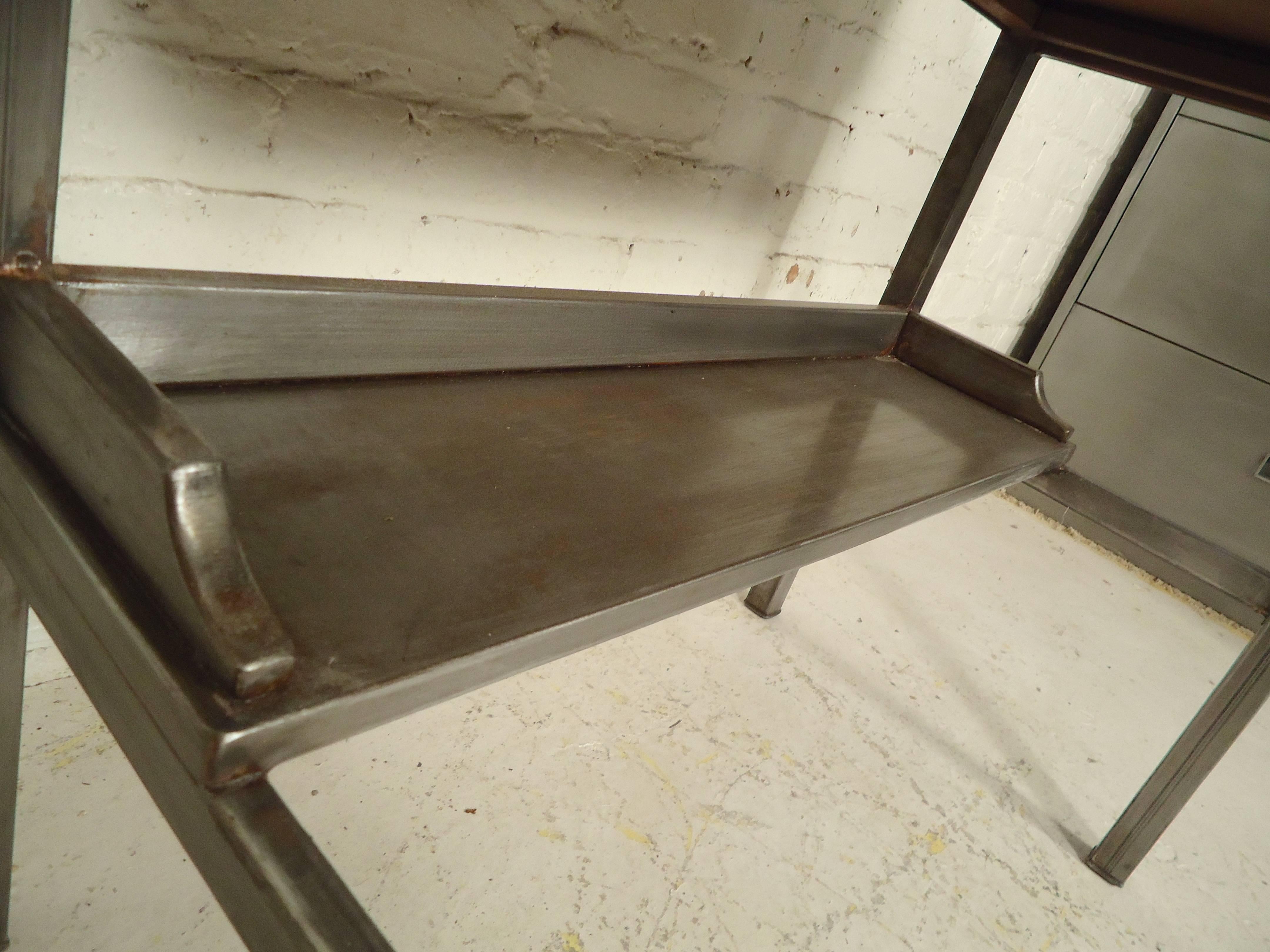 Vintage Industrial Desk In Distressed Condition In Brooklyn, NY