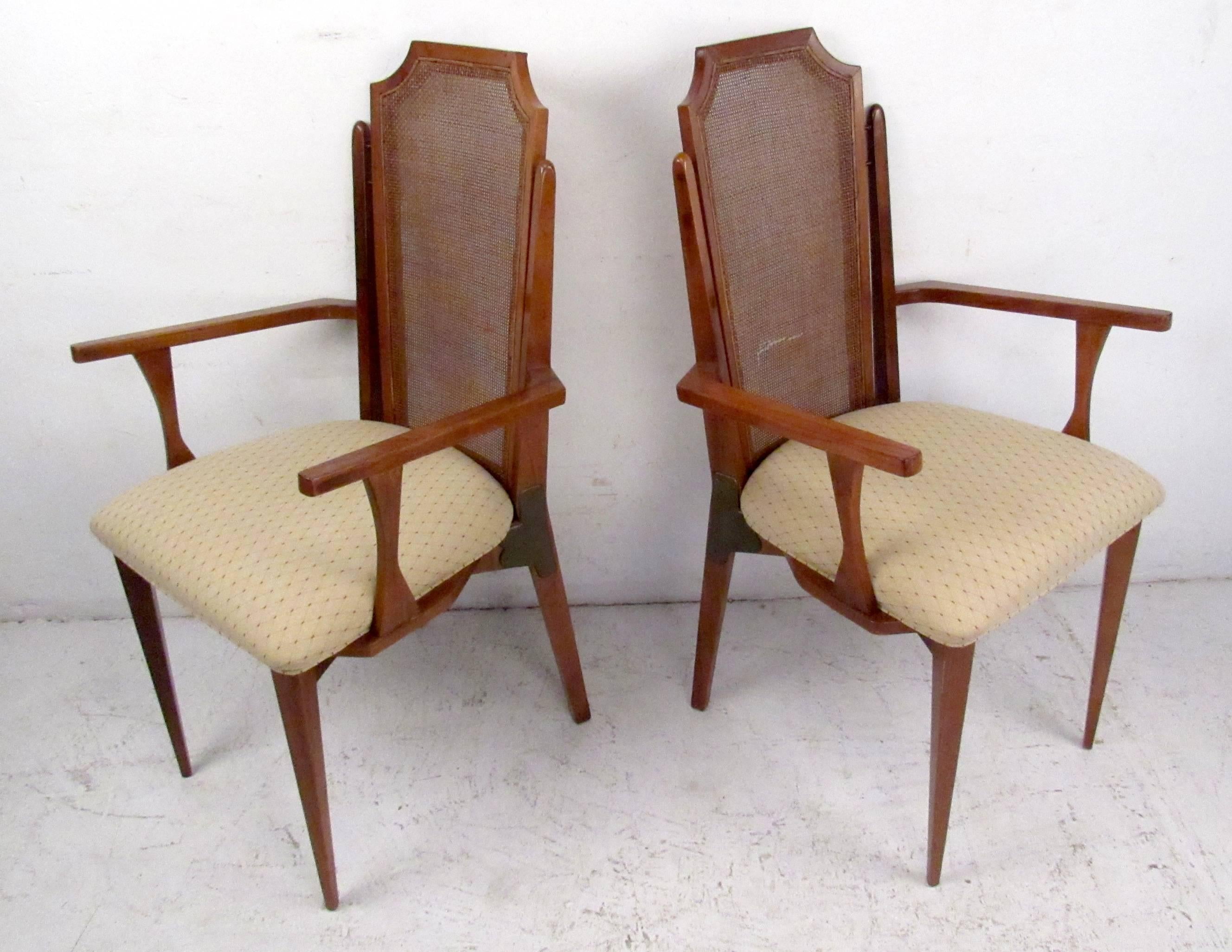 Sechs Esszimmerstühle mit Rohrrücken aus der Mitte des Jahrhunderts (Moderne der Mitte des Jahrhunderts) im Angebot