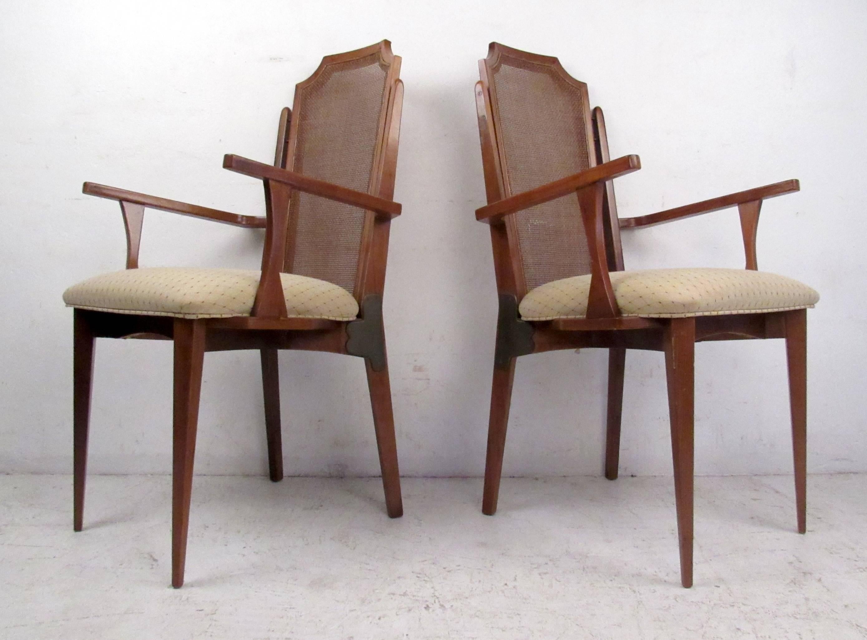Sechs Esszimmerstühle mit Rohrrücken aus der Mitte des Jahrhunderts im Zustand „Gut“ im Angebot in Brooklyn, NY