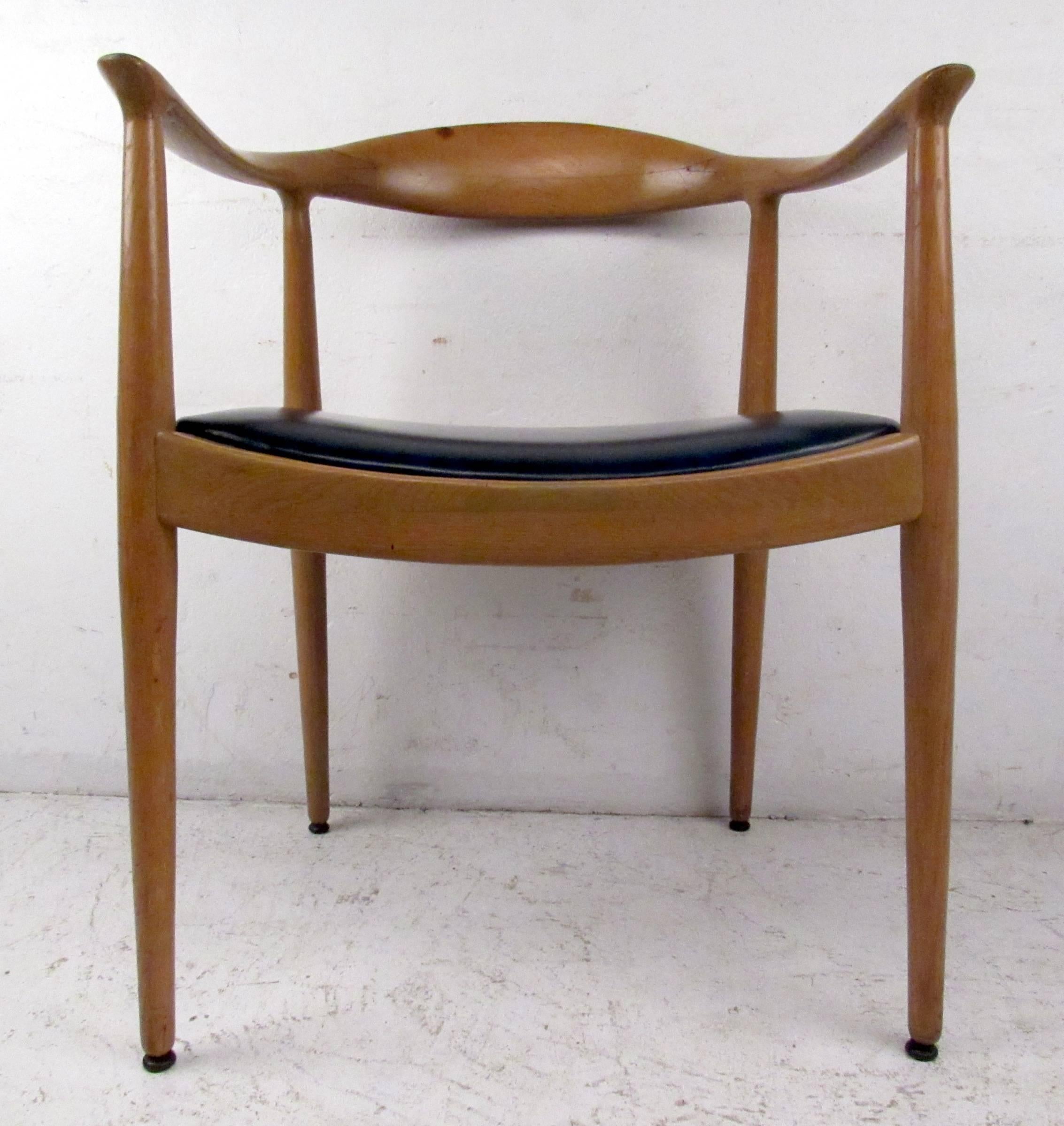 Vintage Modern Sculpted Armchair In Good Condition For Sale In Brooklyn, NY