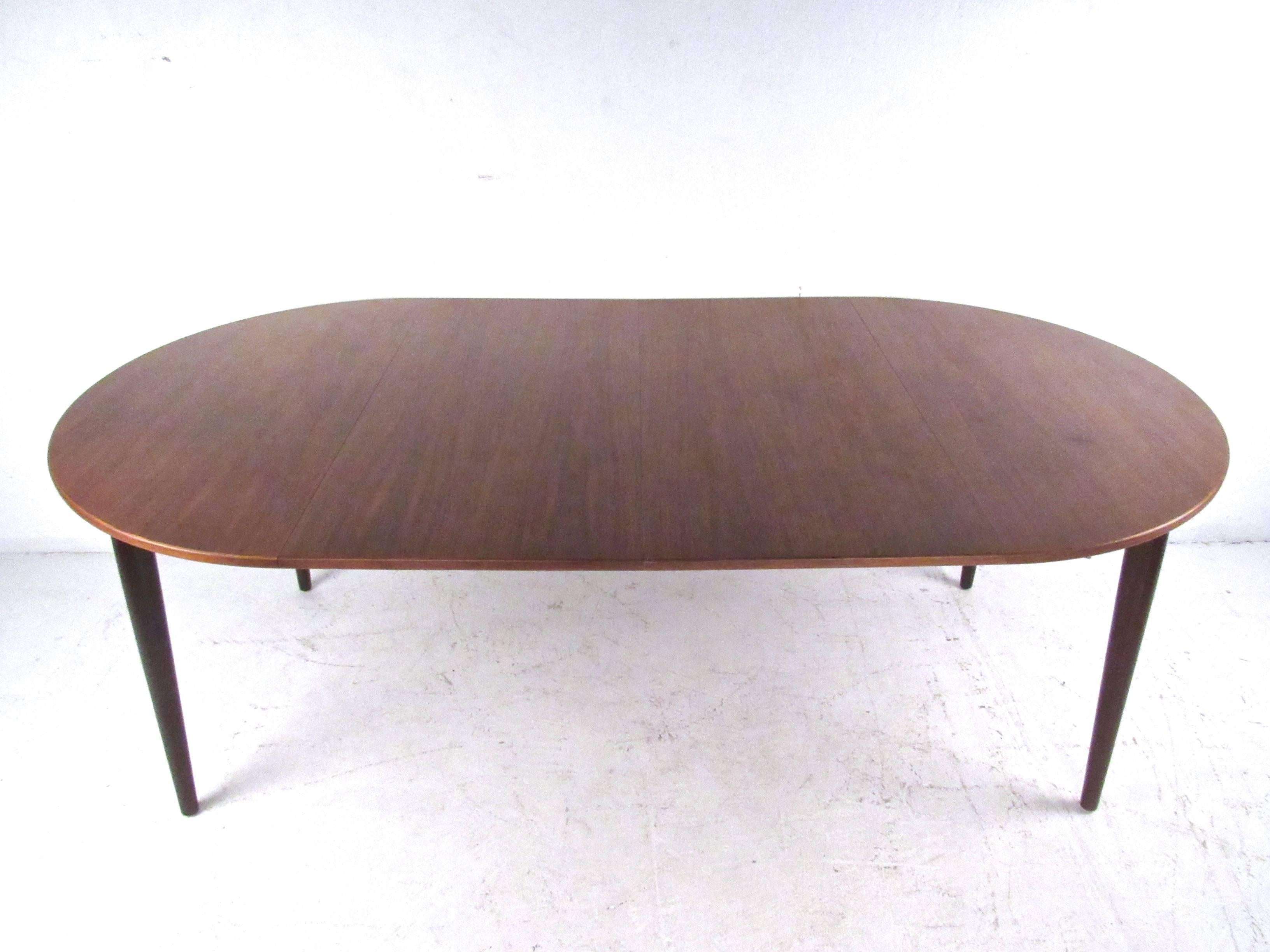 Mid-Century Modern Scandinavian Teak Dining Set with Extension Table In Good Condition In Brooklyn, NY