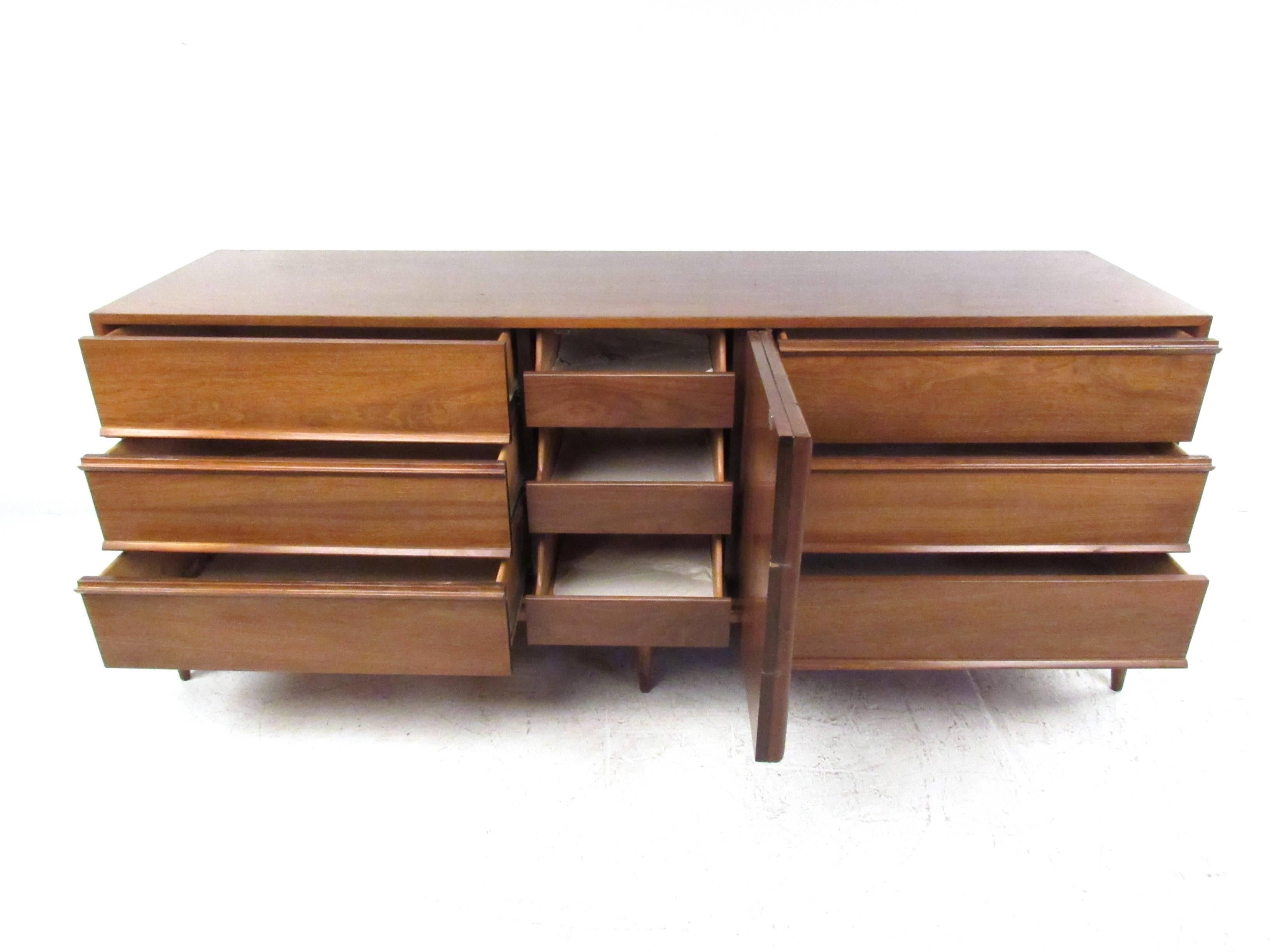 Mid-Century American Walnut Sculpted Front Dresser In Good Condition In Brooklyn, NY