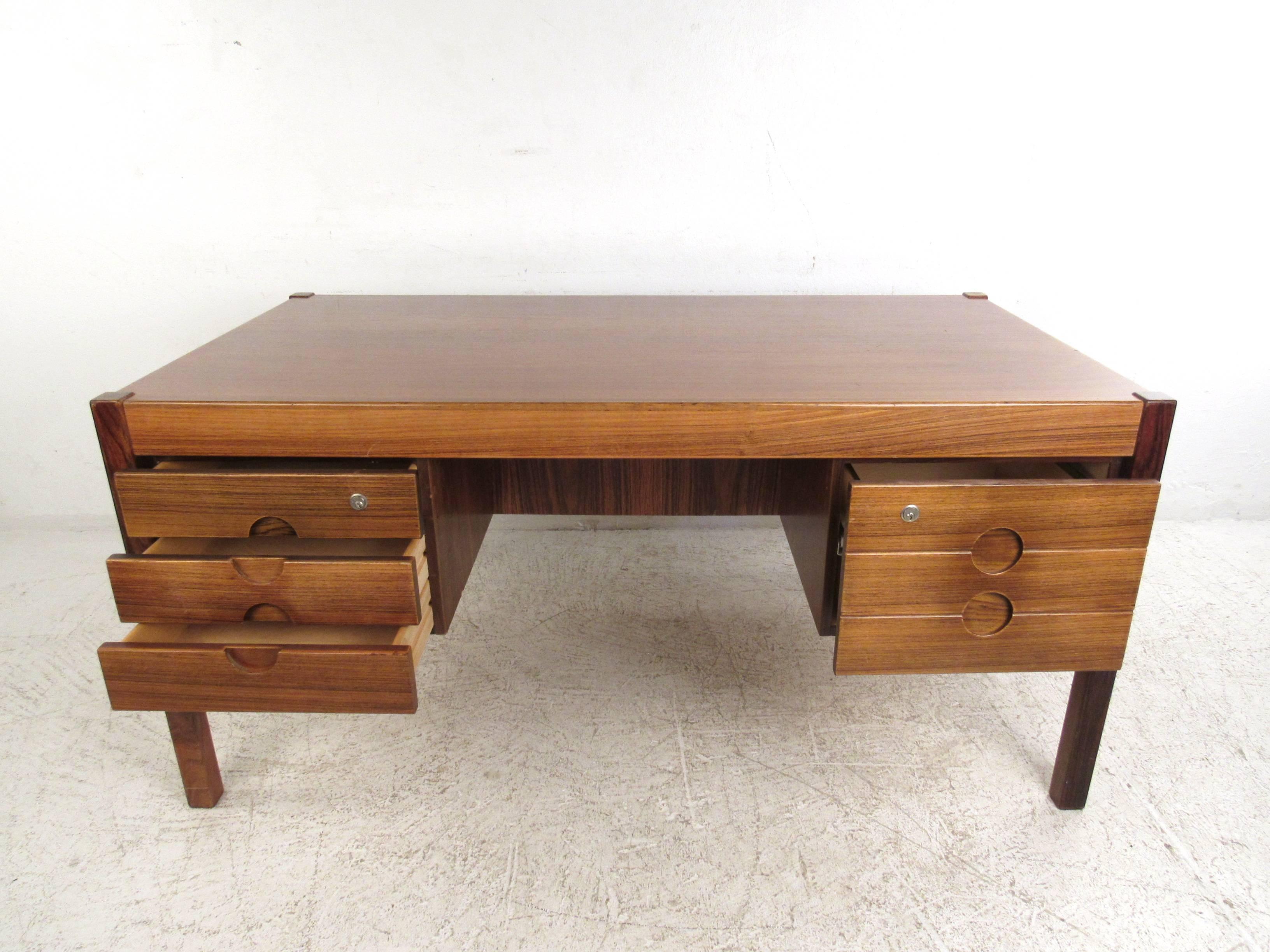 Danish Modern Rosewood Executive Desk, by Christian Linneberg In Good Condition In Brooklyn, NY