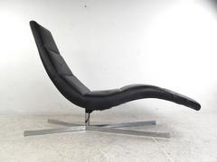 Dänische Moderne Leder Chaise Lounge:: Drehsessel
