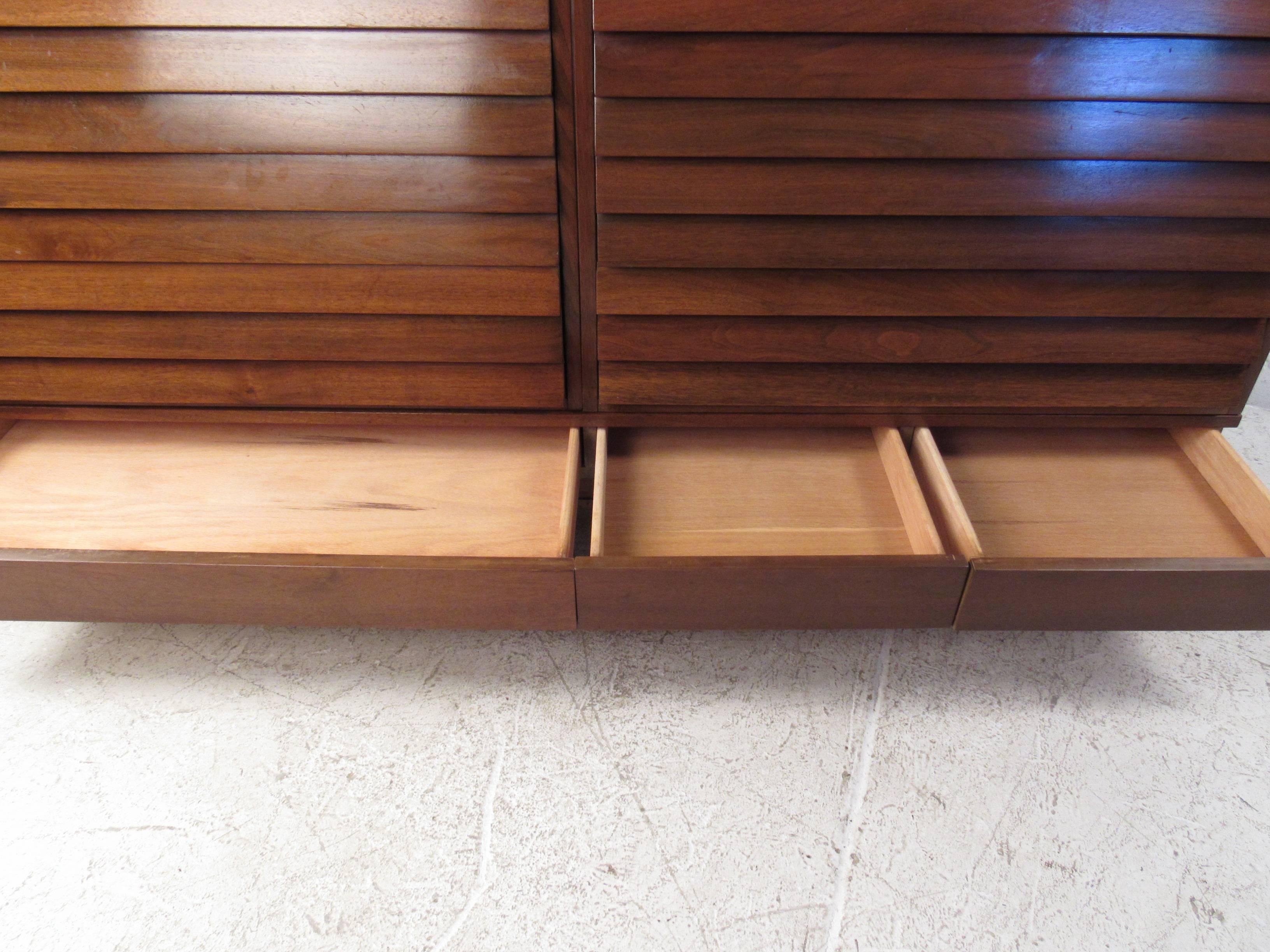 Vintage Walnut Louvered Chest of Drawers by American of Martinsville In Good Condition In Brooklyn, NY