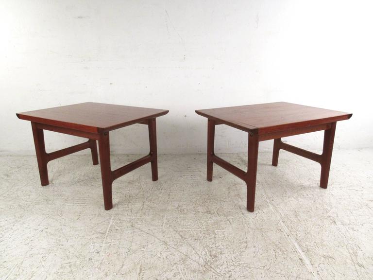 Mid-Century Modern Pair of Scandinavian Modern Teak End Tables For Sale