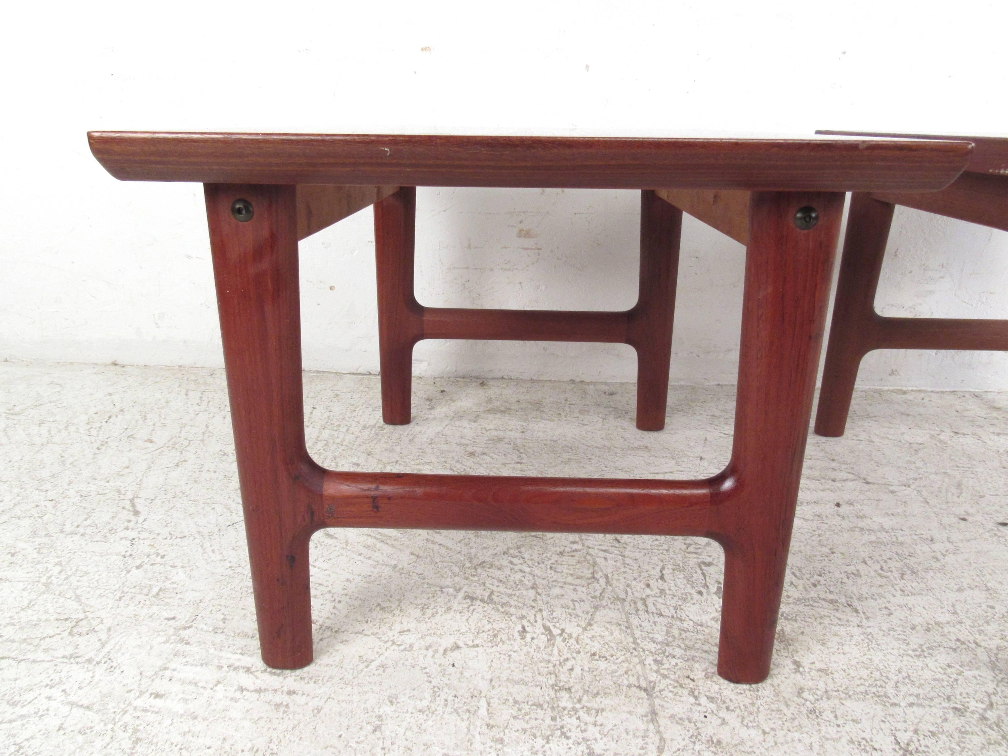 Danish Pair of Scandinavian Modern Teak End Tables For Sale