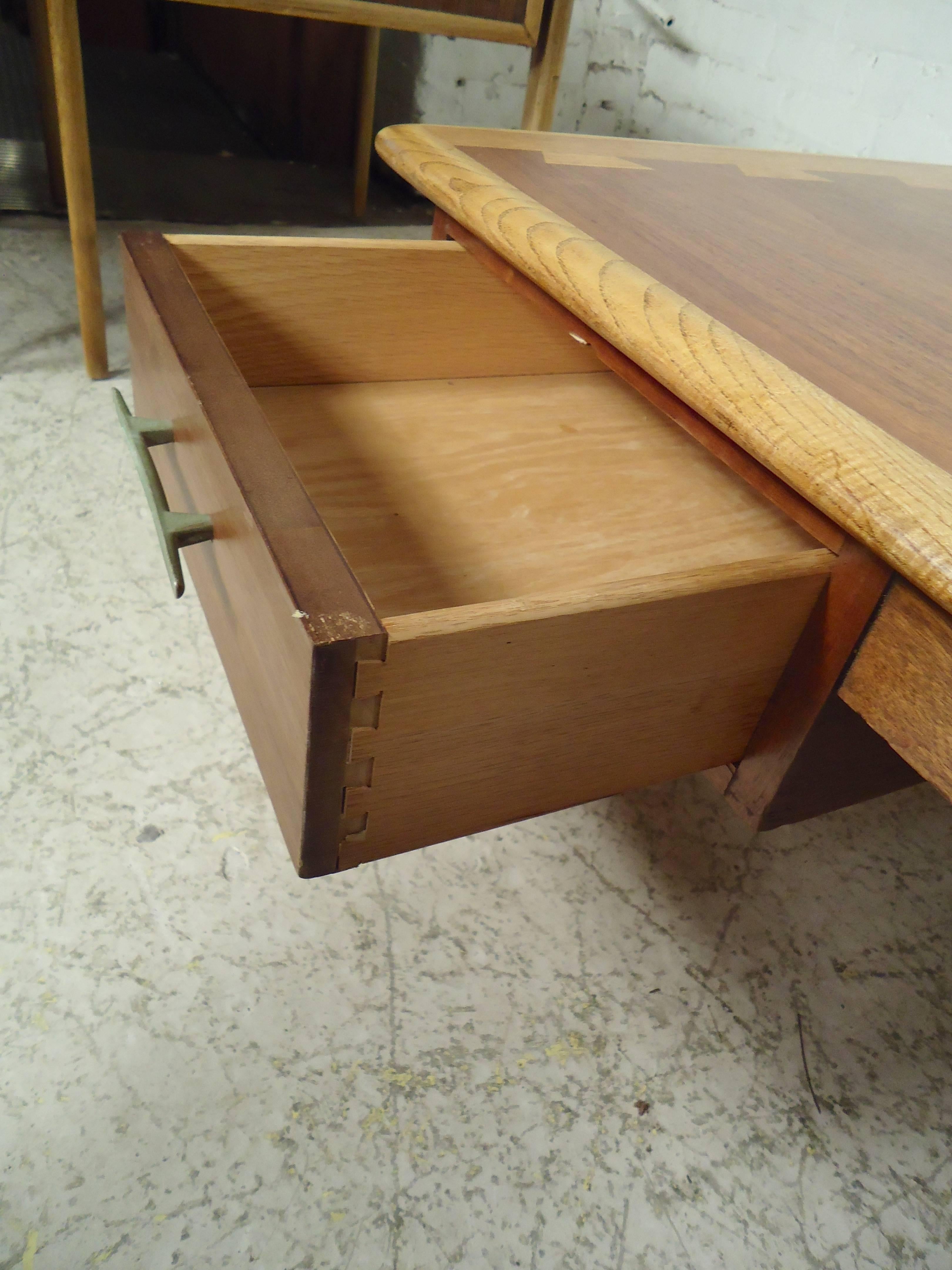 Mid-Century Modern Grande table basse avec incrustation de queue d'aronde par Lane en vente