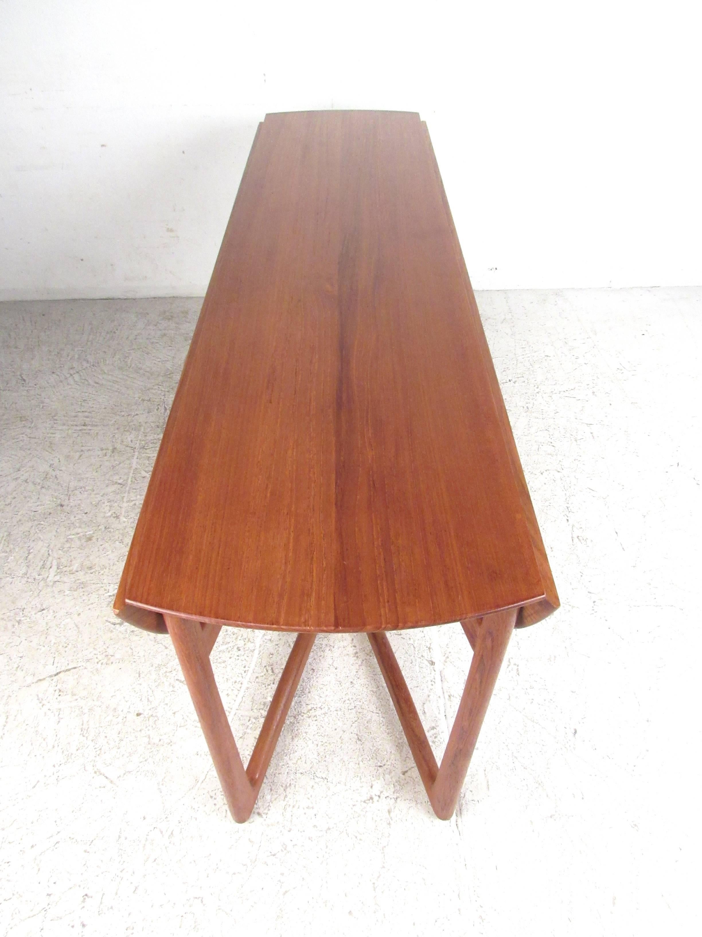 Peter Hvidt and Orla Mølgaard-Nielsen Drop-Leaf Table for John Stuart In Good Condition For Sale In Brooklyn, NY