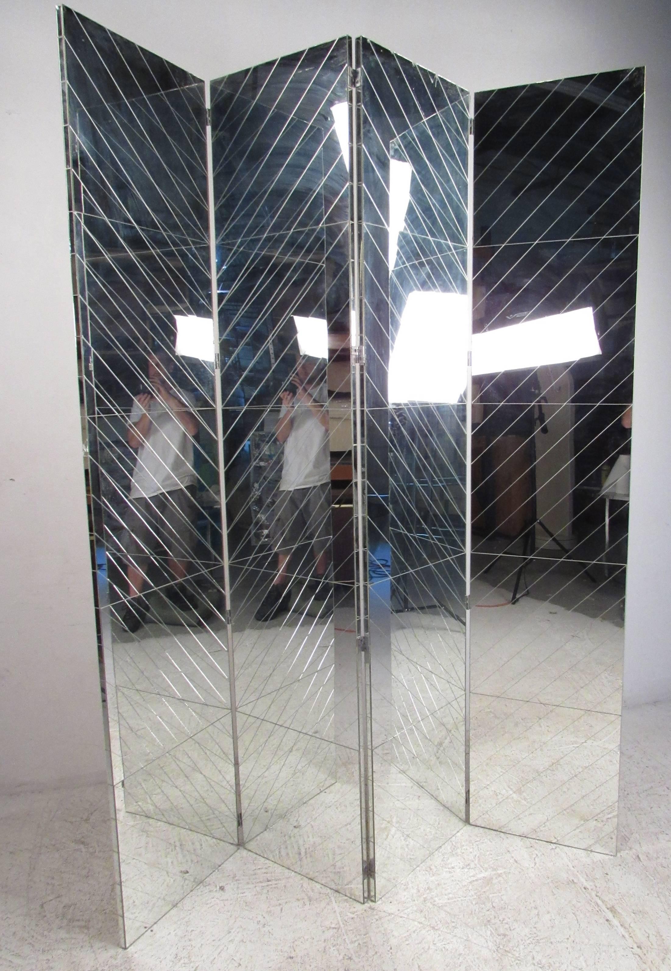 Cette grande cloison de séparation en verre avec miroir présente une hauteur impressionnante de 90 pouces sur quatre panneaux en miroir texturé. En créant un panneau mural ajustable parfait pour la maison ou le bureau, cette séparation de pièce en