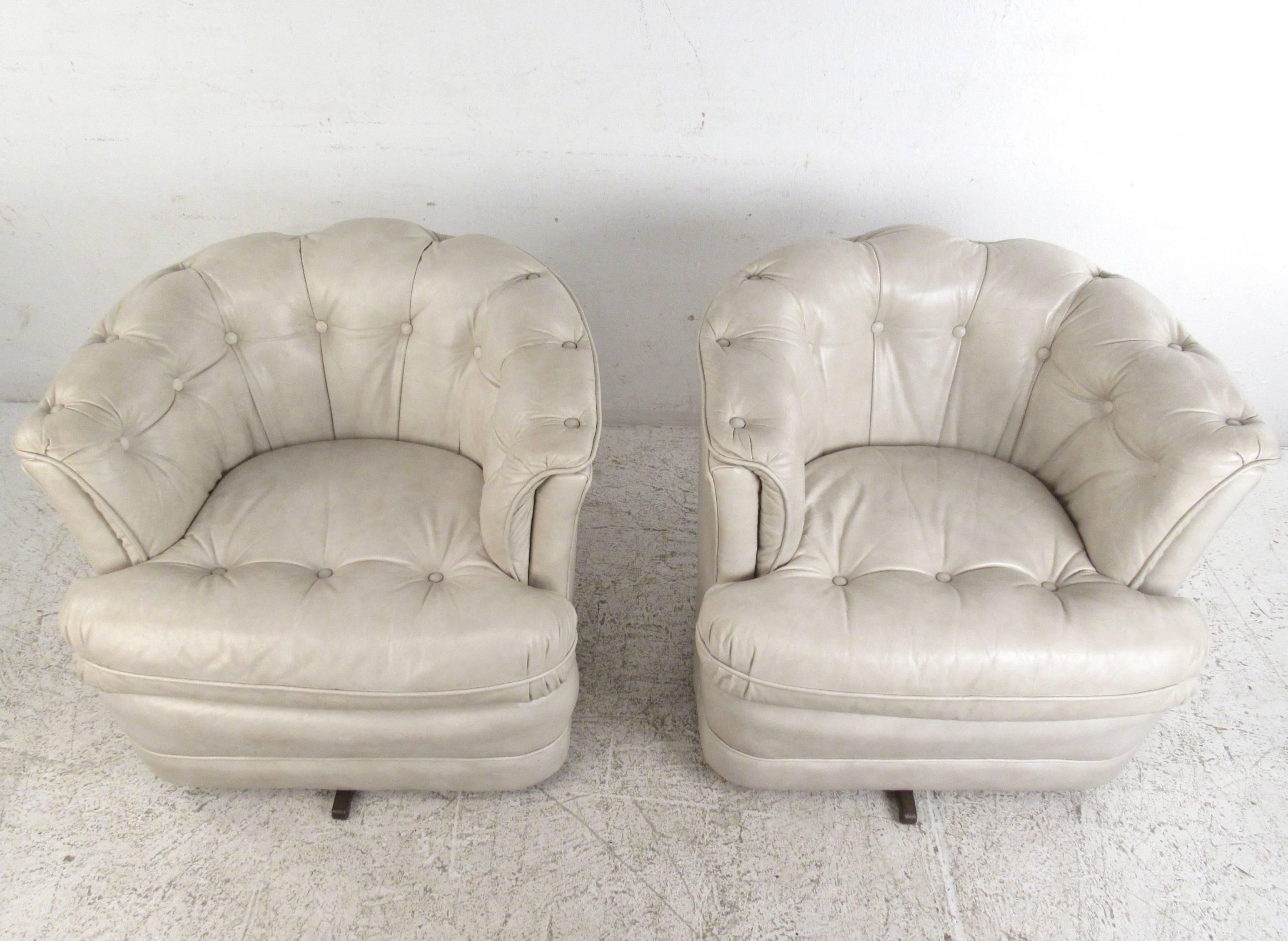 Pair of Vintage Tufted Leather Swivel Lounge Chairs, Mid-Century Modern In Good Condition In Brooklyn, NY