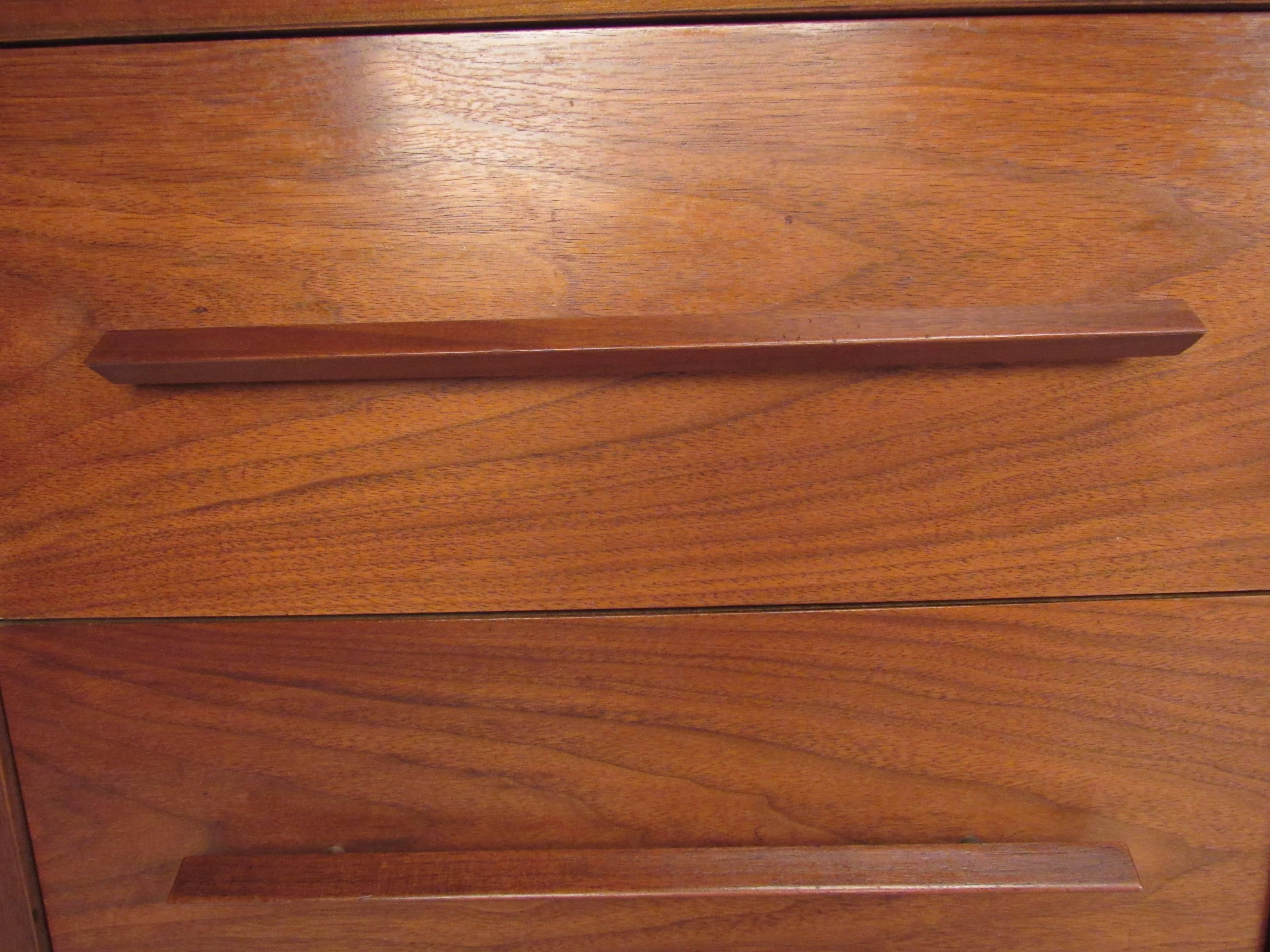 Walnut Pair of Widdicomb Bedroom Dressers in the Style of George Nakashima For Sale