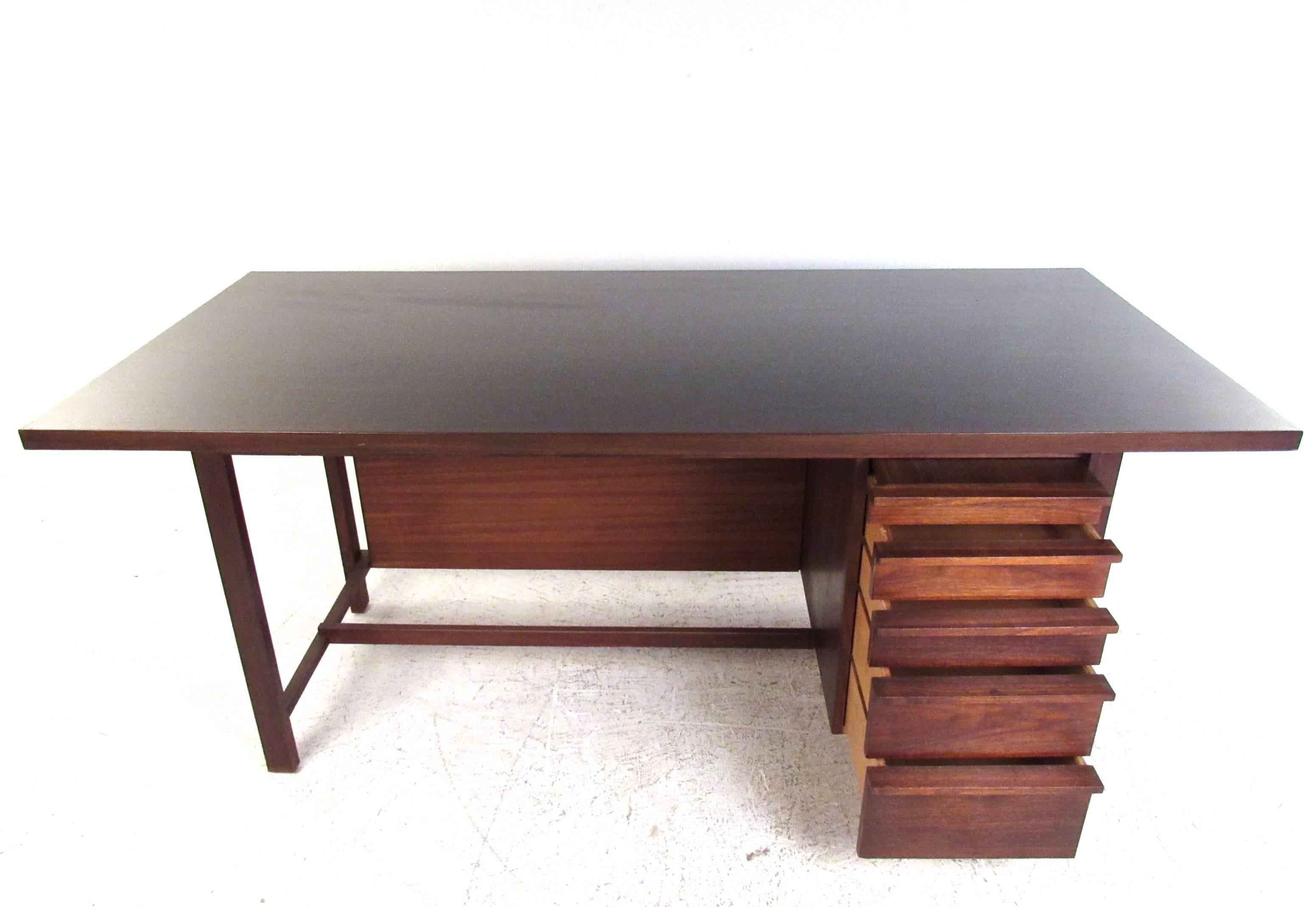 Mid-Century Modern Vintage Executive Desk in the style of Knoll