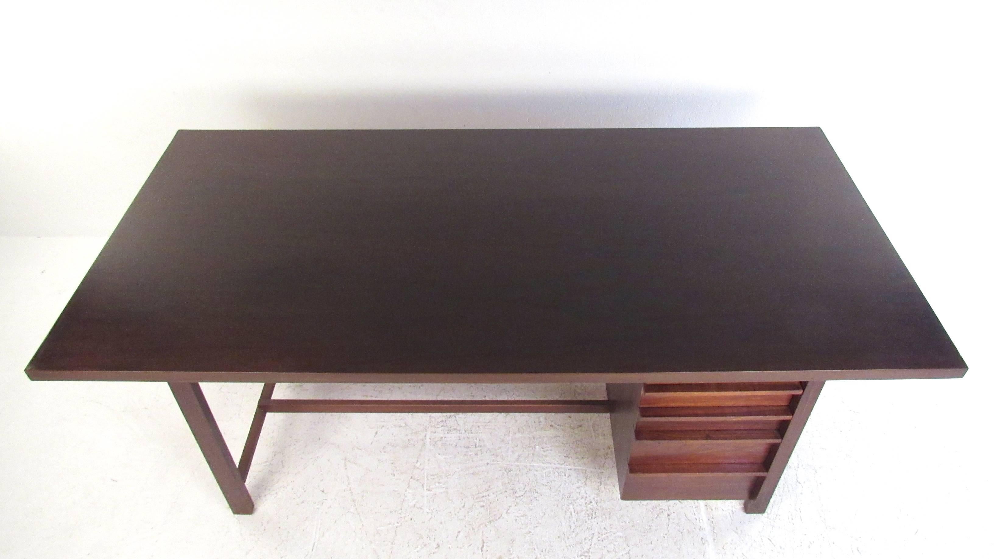 Mid-20th Century Vintage Executive Desk in the style of Knoll