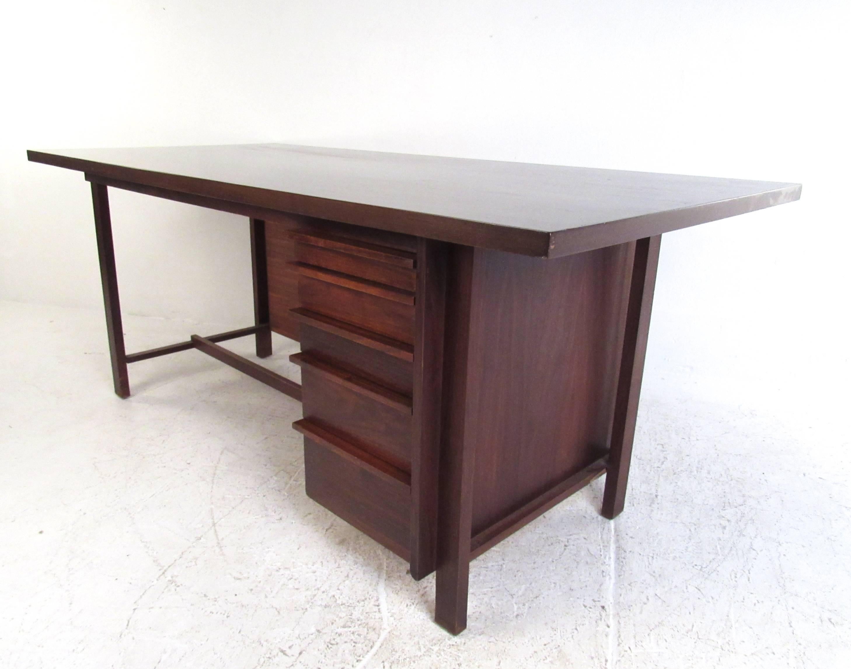 Vintage Executive Desk in the style of Knoll In Good Condition In Brooklyn, NY
