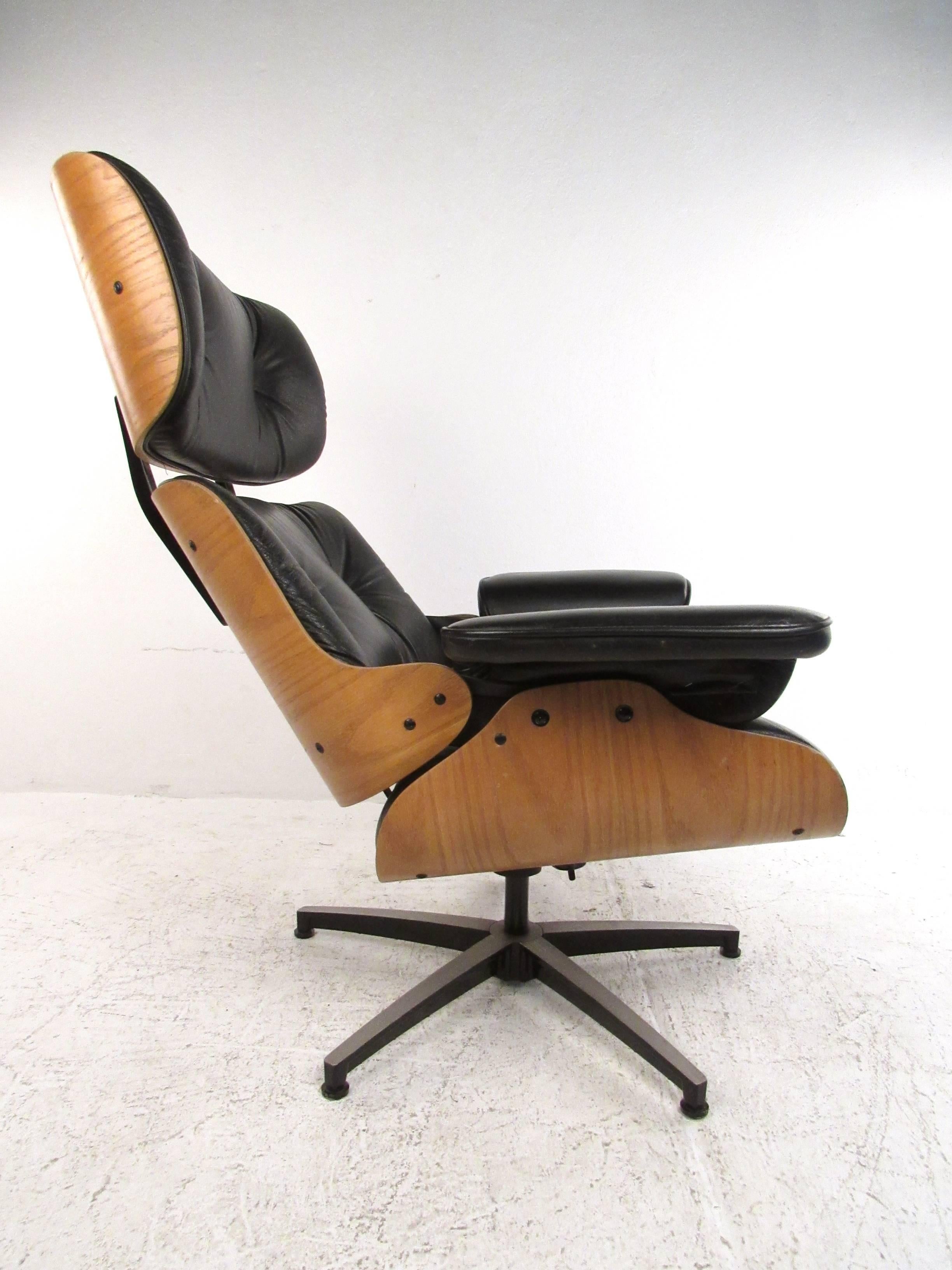 Vintage Modern Eames Style Swivel Lounge Chair In Good Condition In Brooklyn, NY