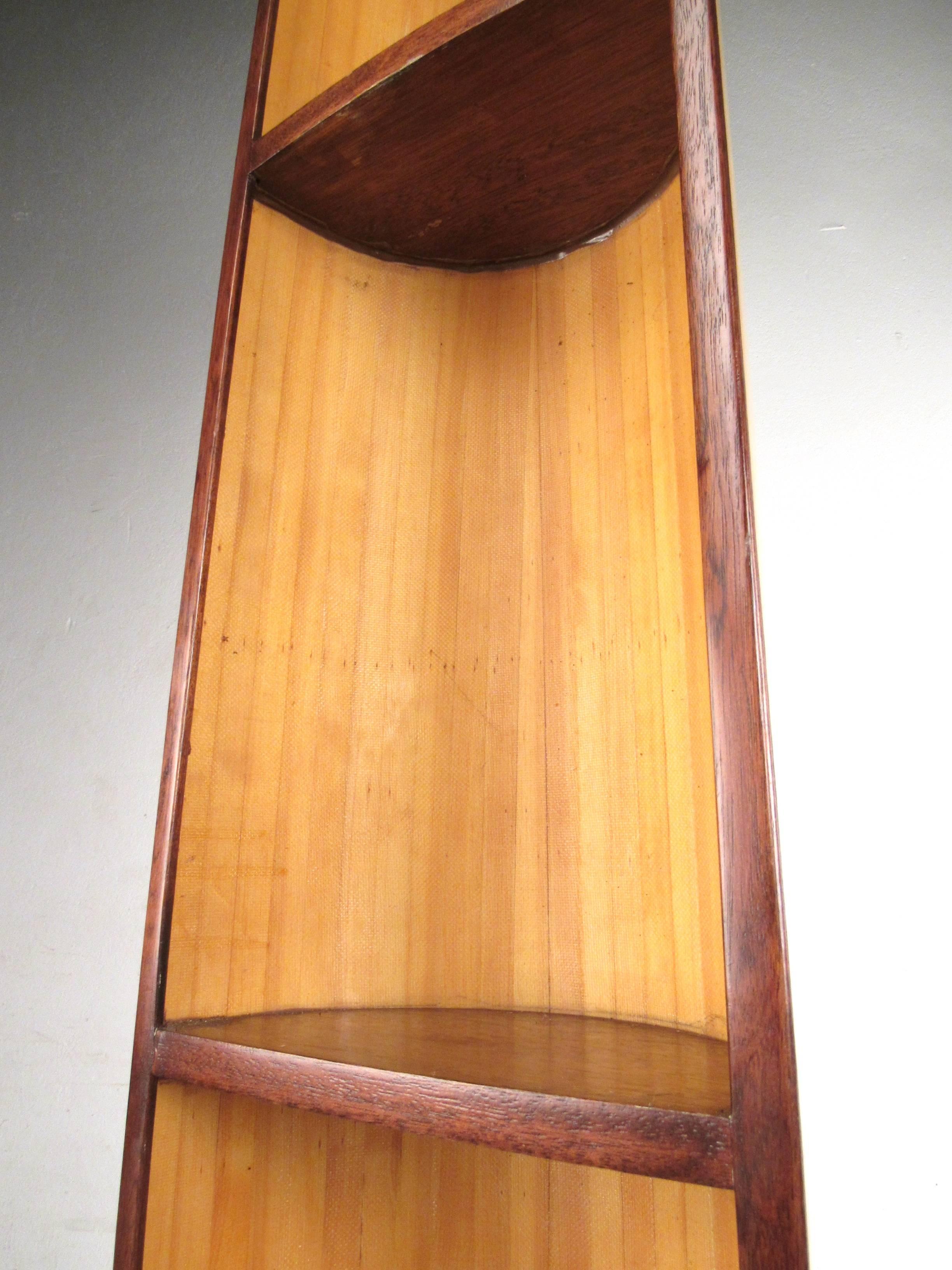Shop-Vitrine aus Bambus im Tiki-Stil, drehbar (20. Jahrhundert) im Angebot