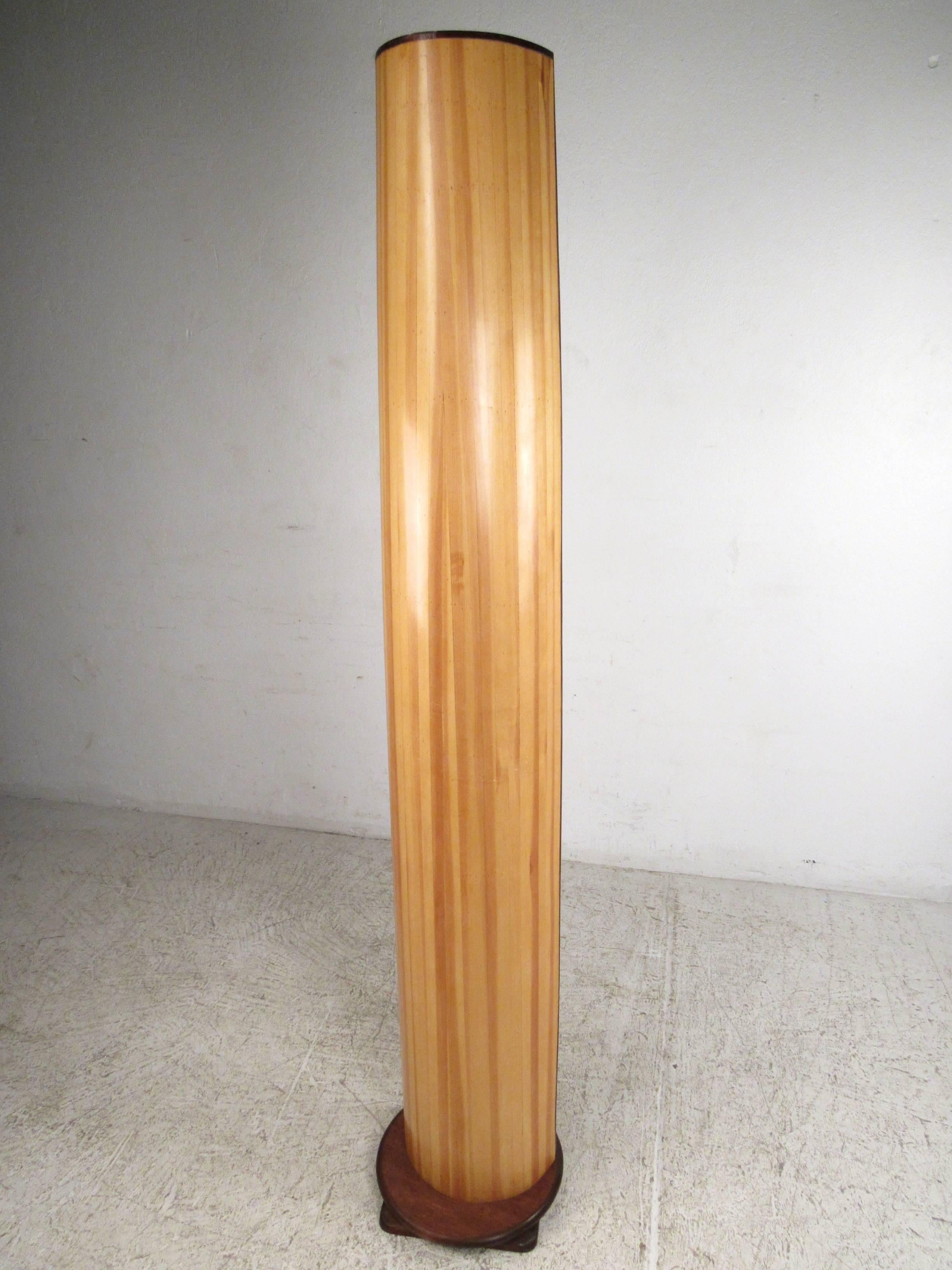 Dieses einzigartige Vintage-Regal bietet vier Ablagen in einem Bambus-Finish im Tiki-Stil. Das großartige Regal im Vintage-Stil verfügt über einen drehbaren Sockel, der eine Produktrotation ermöglicht. Bitte bestätigen Sie den Standort des Artikels