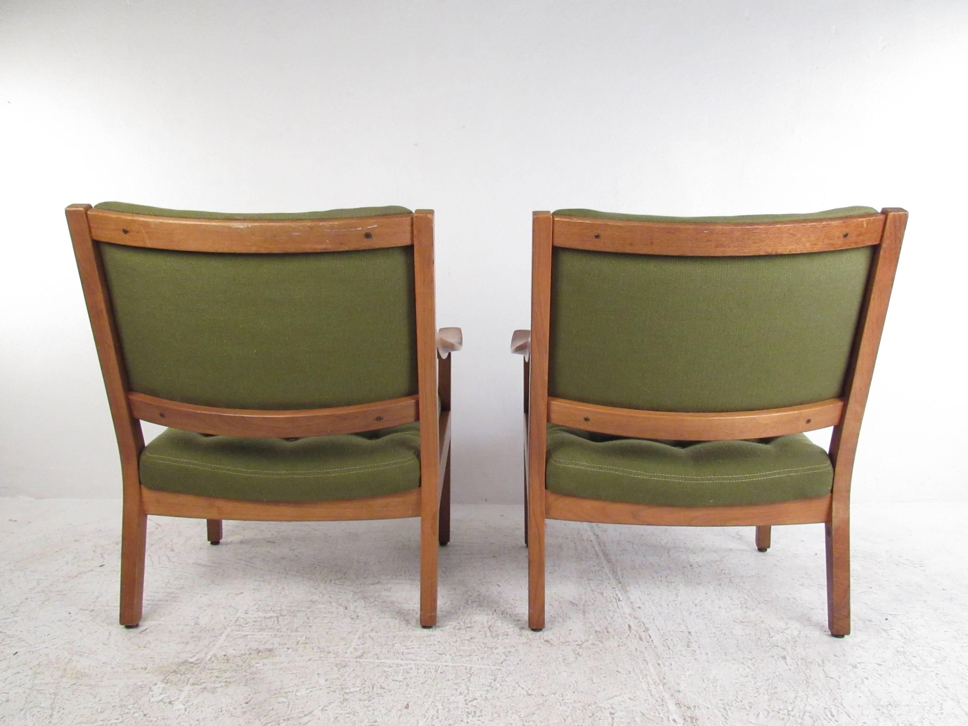 Pair of Vintage Tufted Lounge Chairs by Gunlocke In Good Condition In Brooklyn, NY