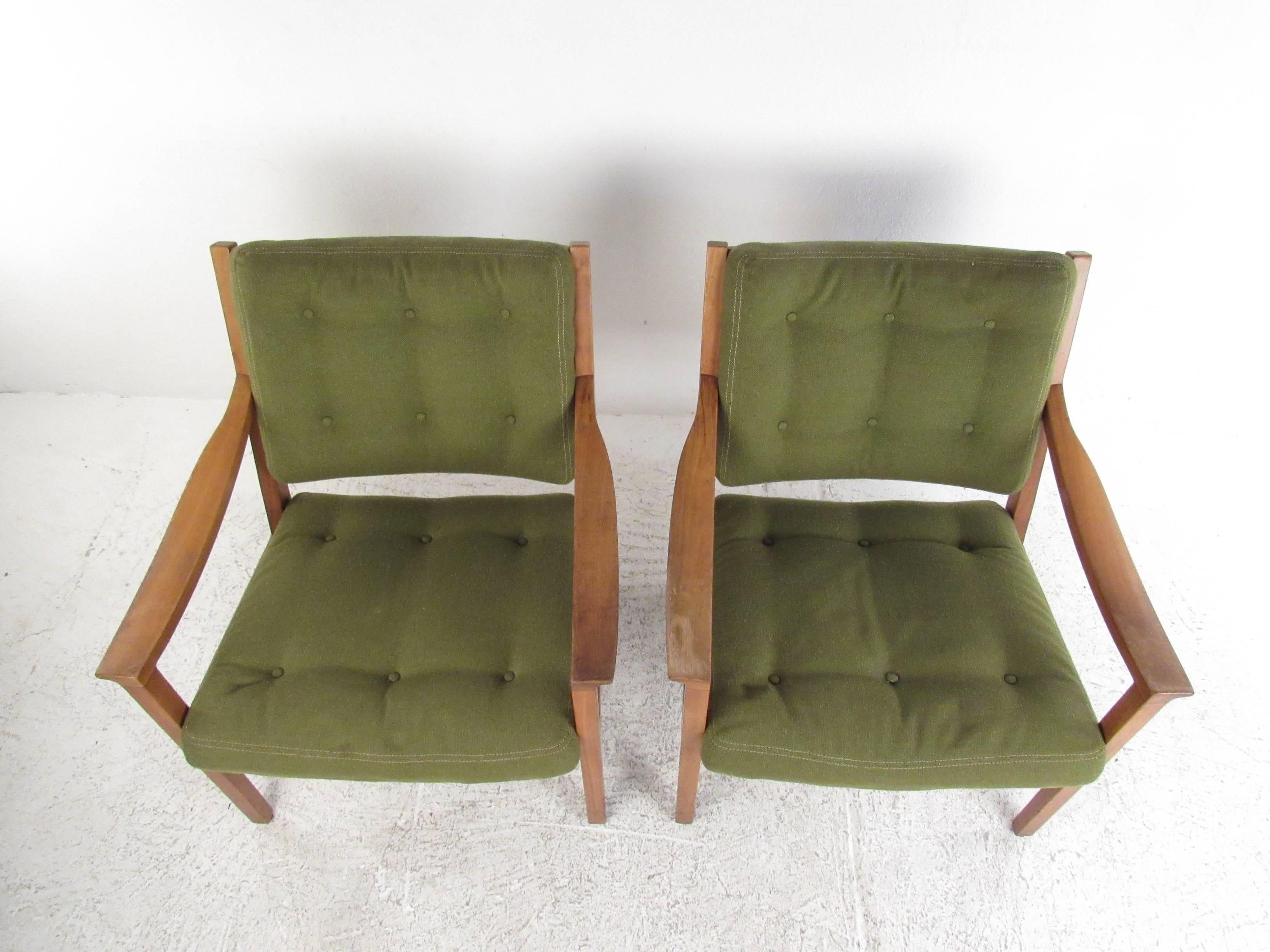 Mid-Century Modern Pair of Vintage Tufted Lounge Chairs by Gunlocke