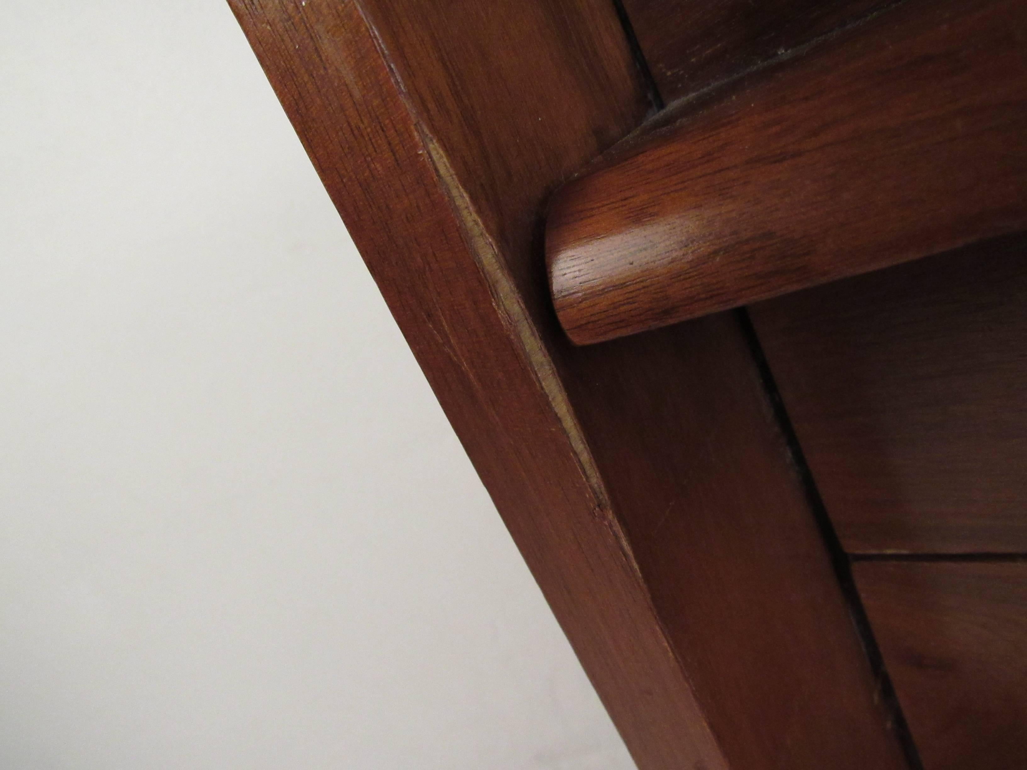 Mid-Century Modern Curved Front Dresser In Good Condition In Brooklyn, NY