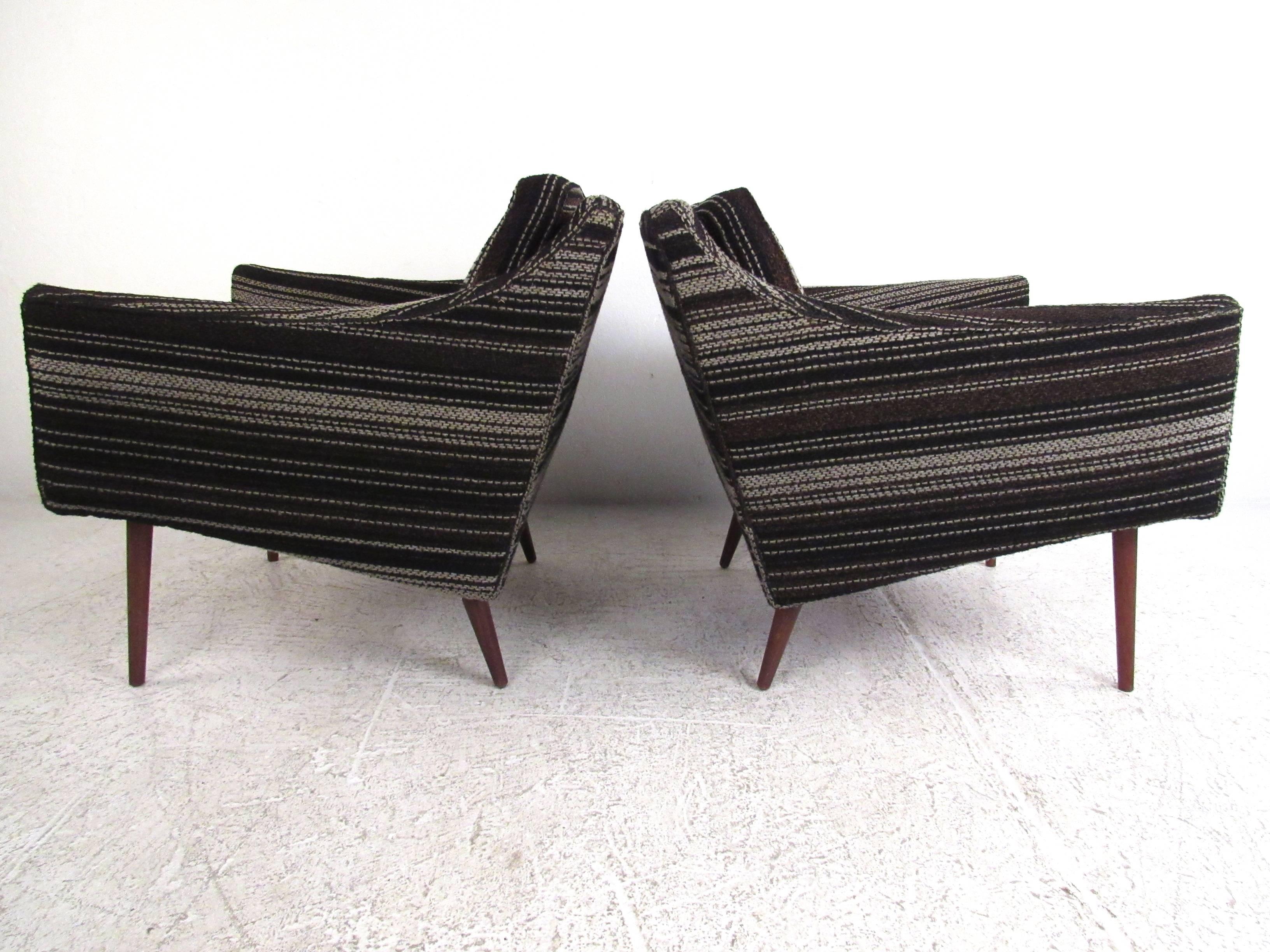 Mid-20th Century Stylish Pair of Vintage Modern Lounge Chairs