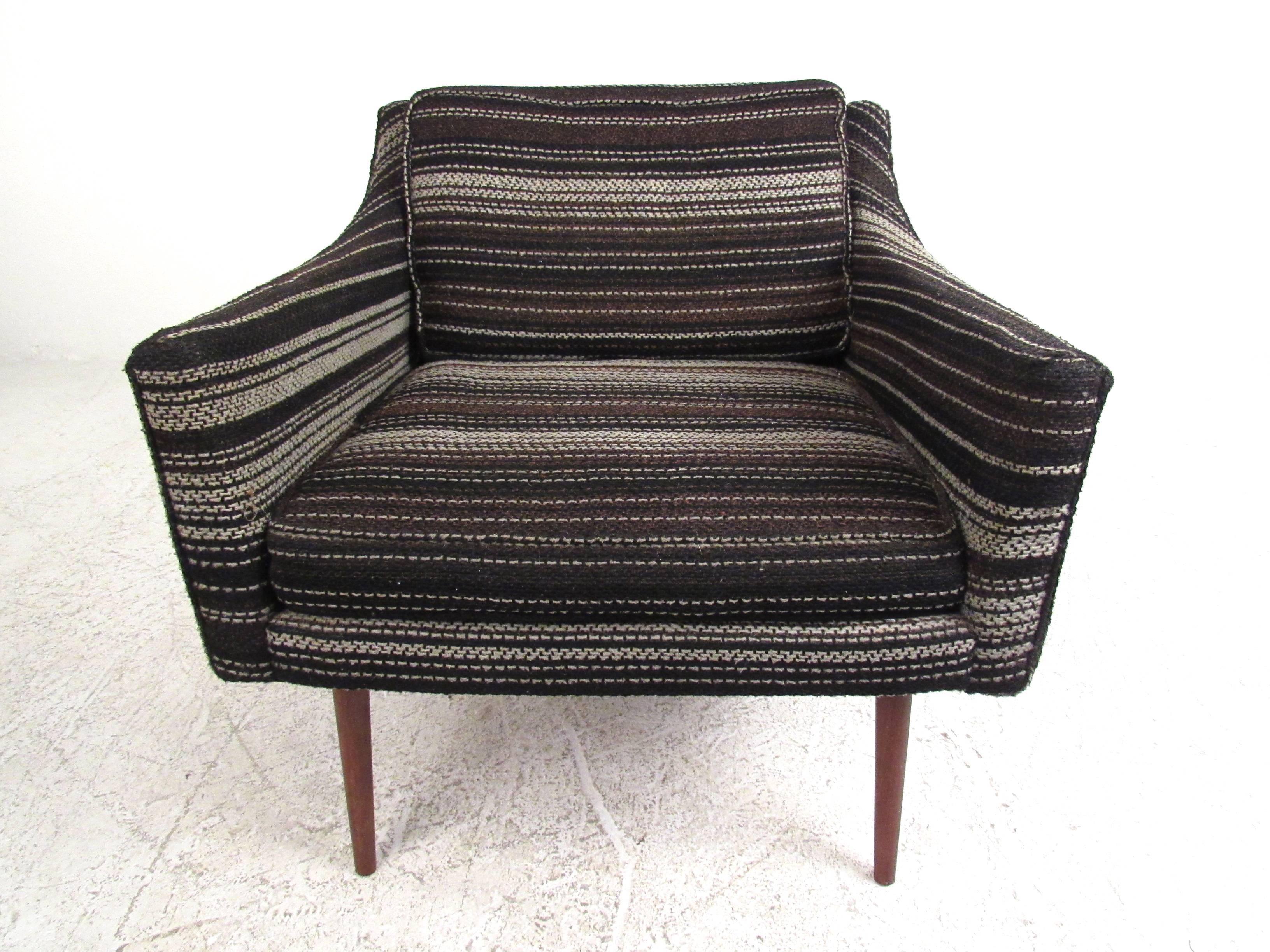 Stylish Pair of Vintage Modern Lounge Chairs 1
