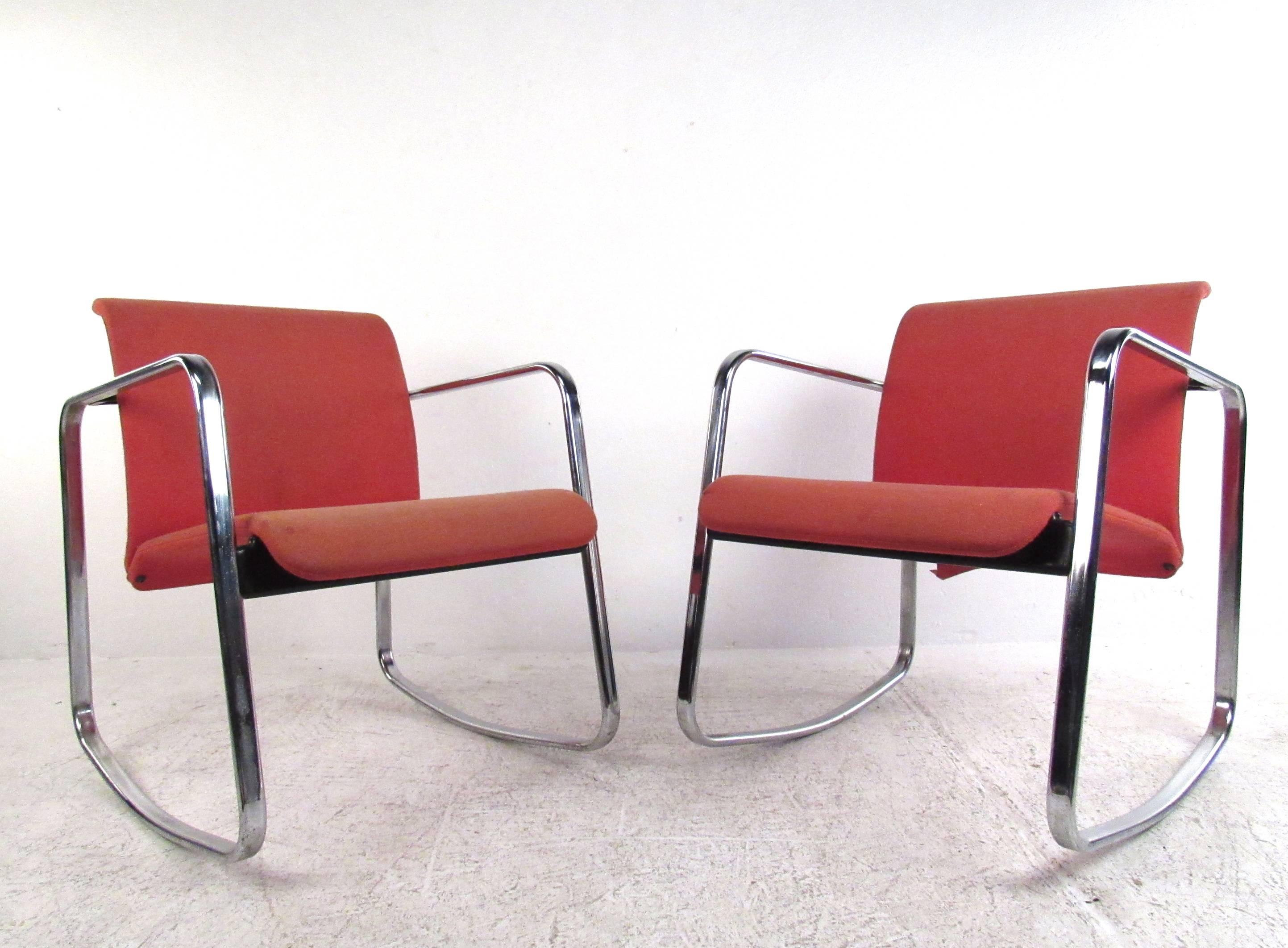 Questa coppia vintage di sedie a dondolo con struttura cromata presenta l'elegante design di Peter Protzmann presentato da Herman Miller. L'esclusiva forma moderna, l'iconico design cromato e gli schienali comodamente scolpiti rendono questa coppia