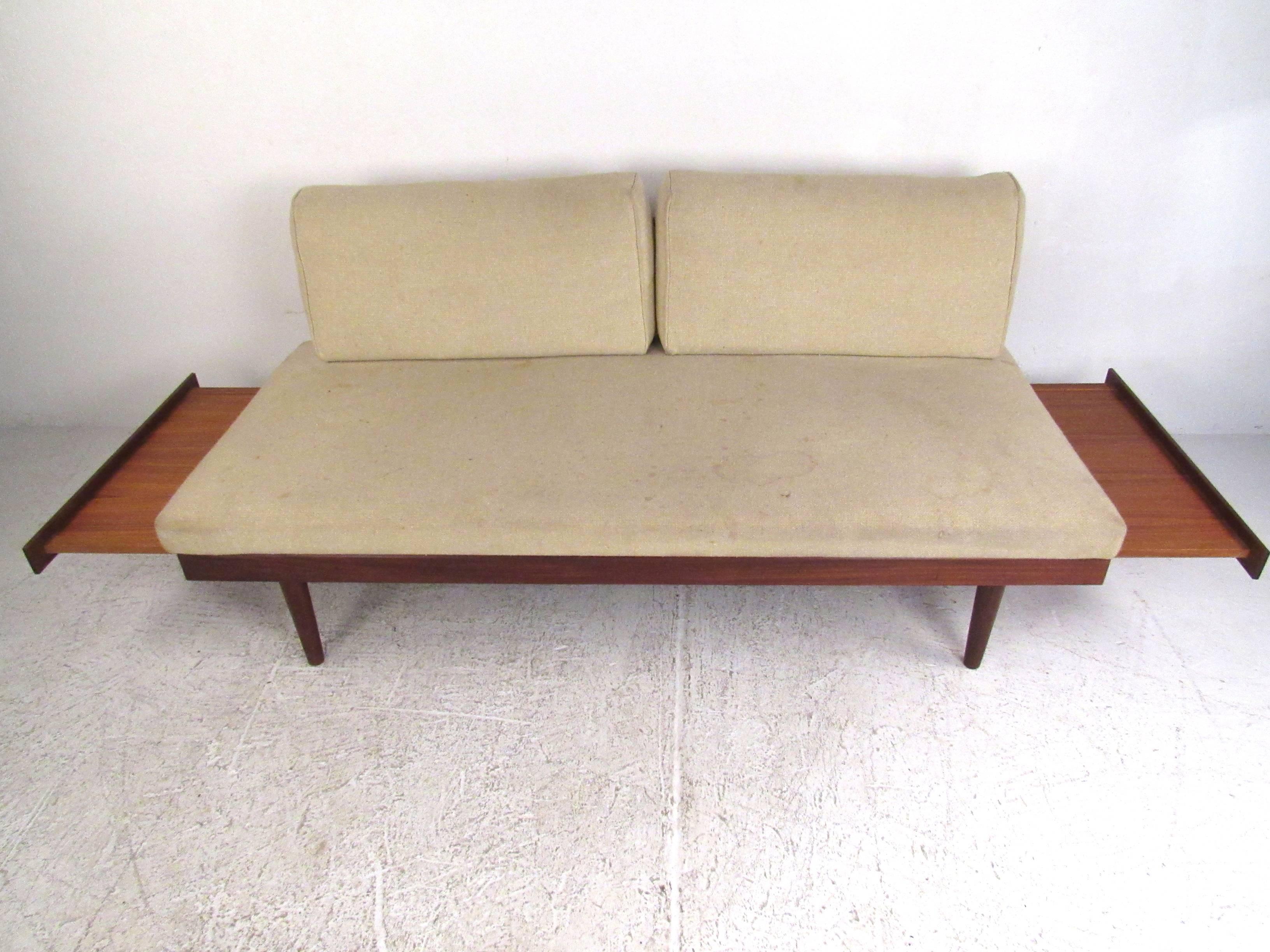 Mid-Century Modern Peter Hvidt Style Daybed In Good Condition In Brooklyn, NY